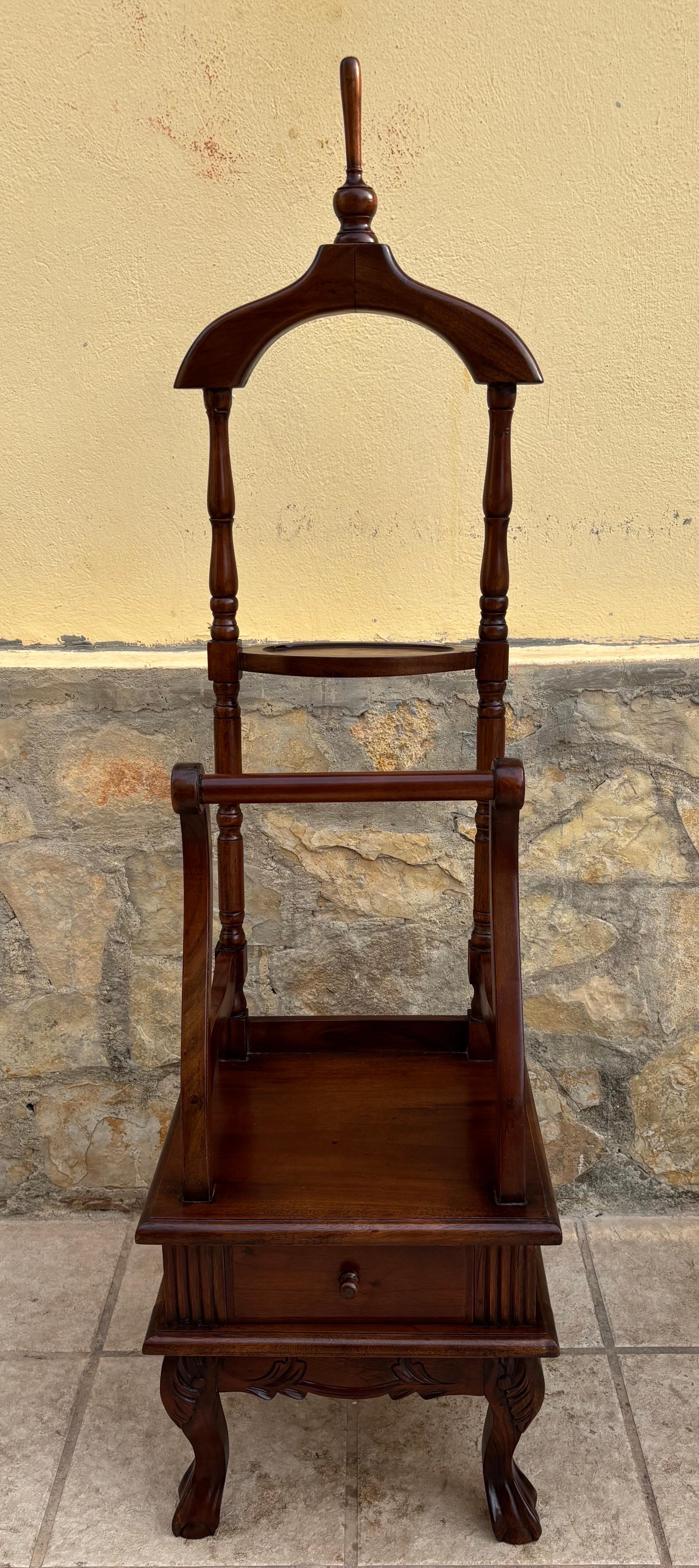 Valet de chambre ancien en bois dur Chippendale anglais avec un tiroir en vente 6