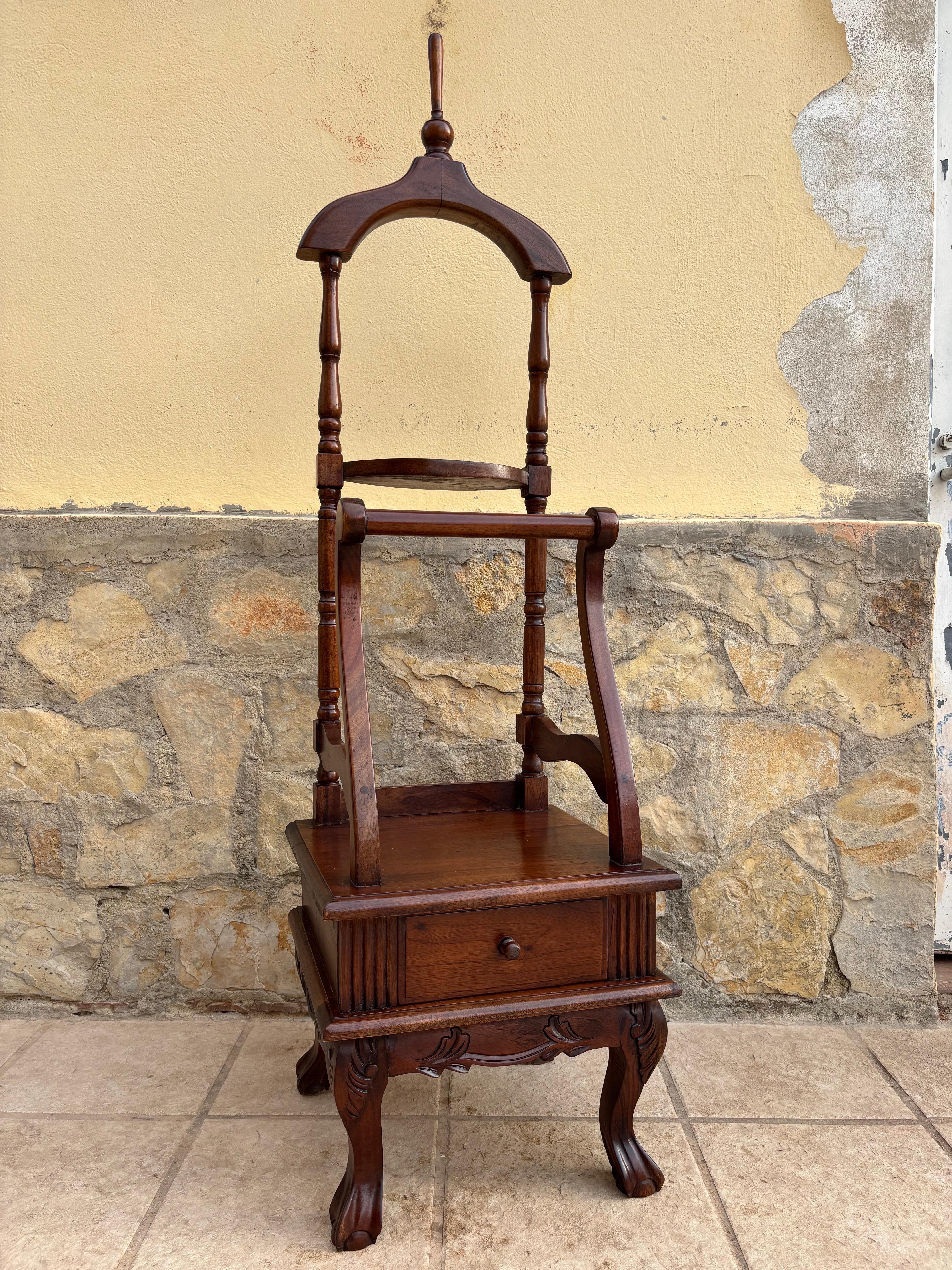 Valet de chambre ancien en bois dur Chippendale anglais avec un tiroir en vente 7