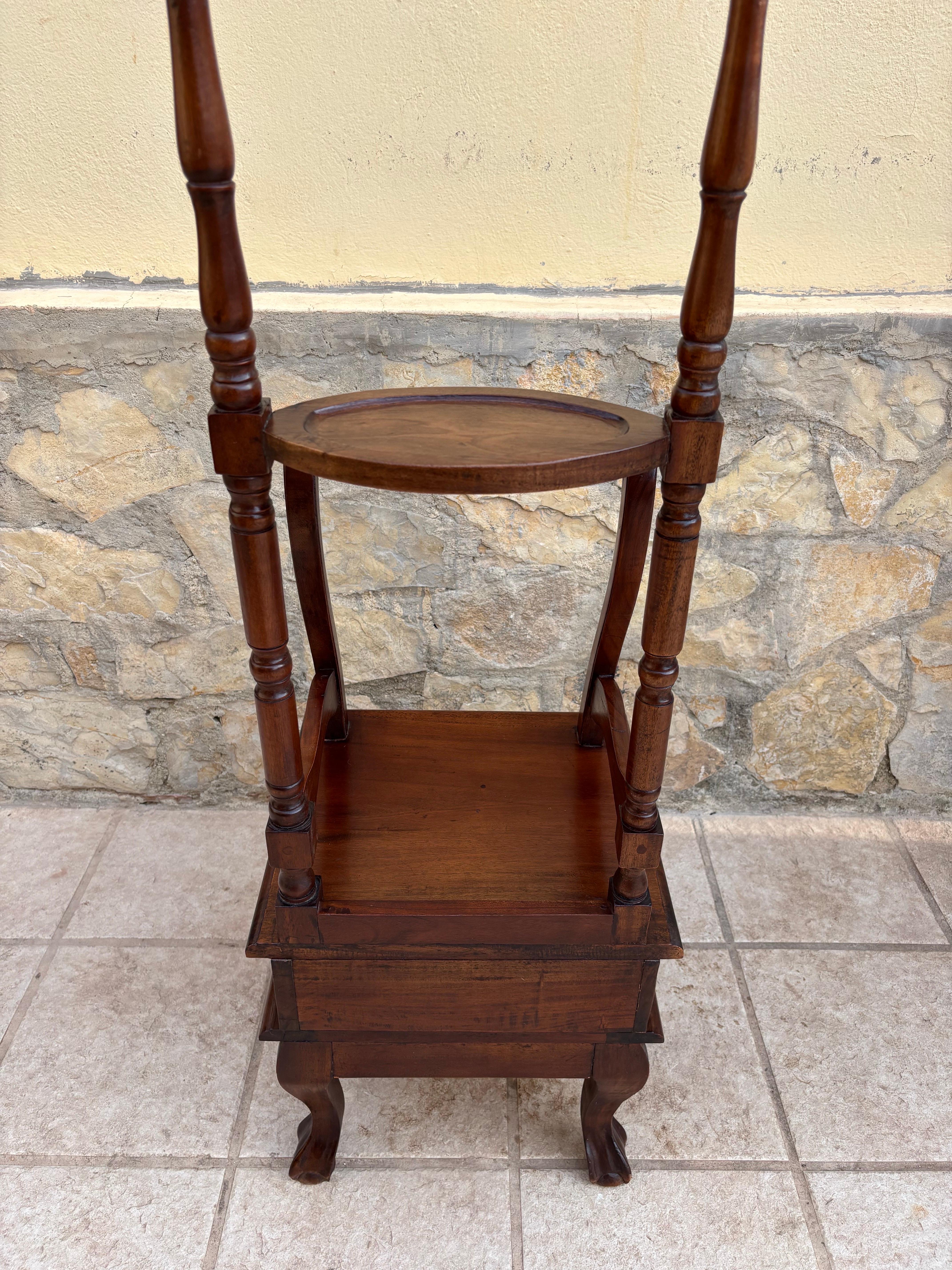 Valet de chambre ancien en bois dur Chippendale anglais avec un tiroir en vente 8