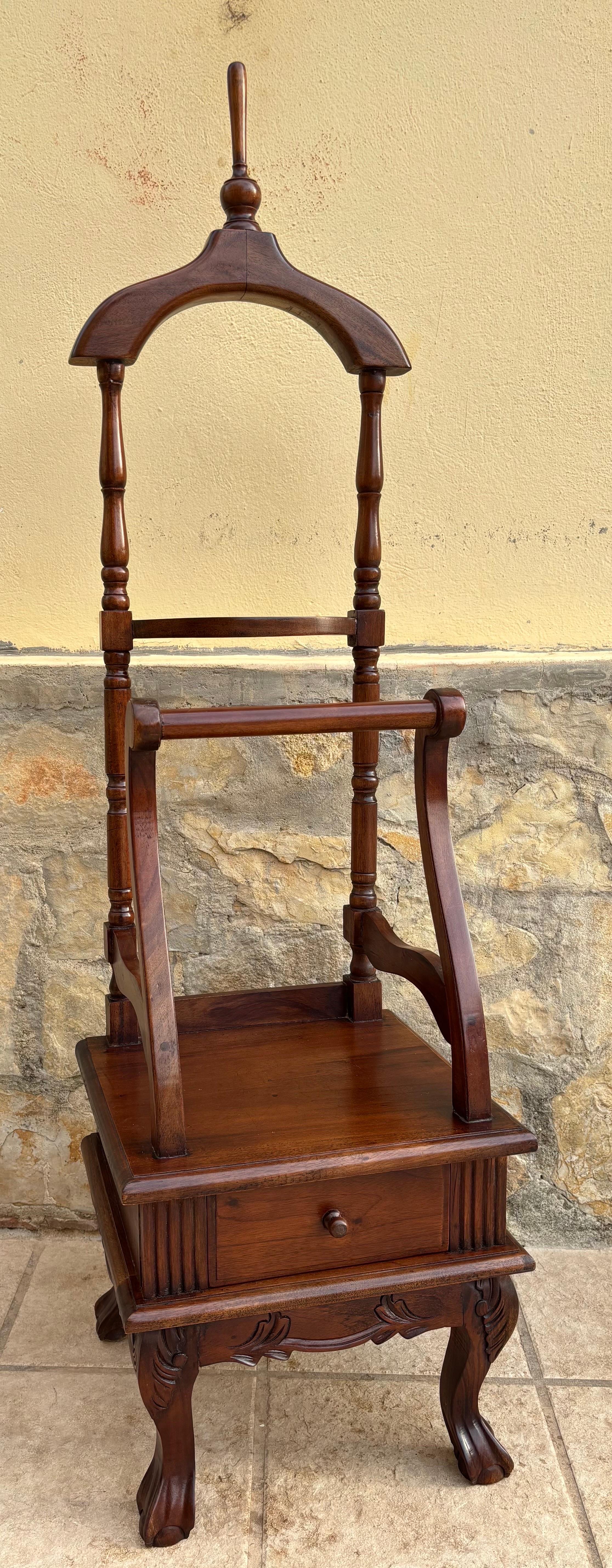 Valet de chambre ancien en bois dur Chippendale anglais avec un tiroir en vente 9