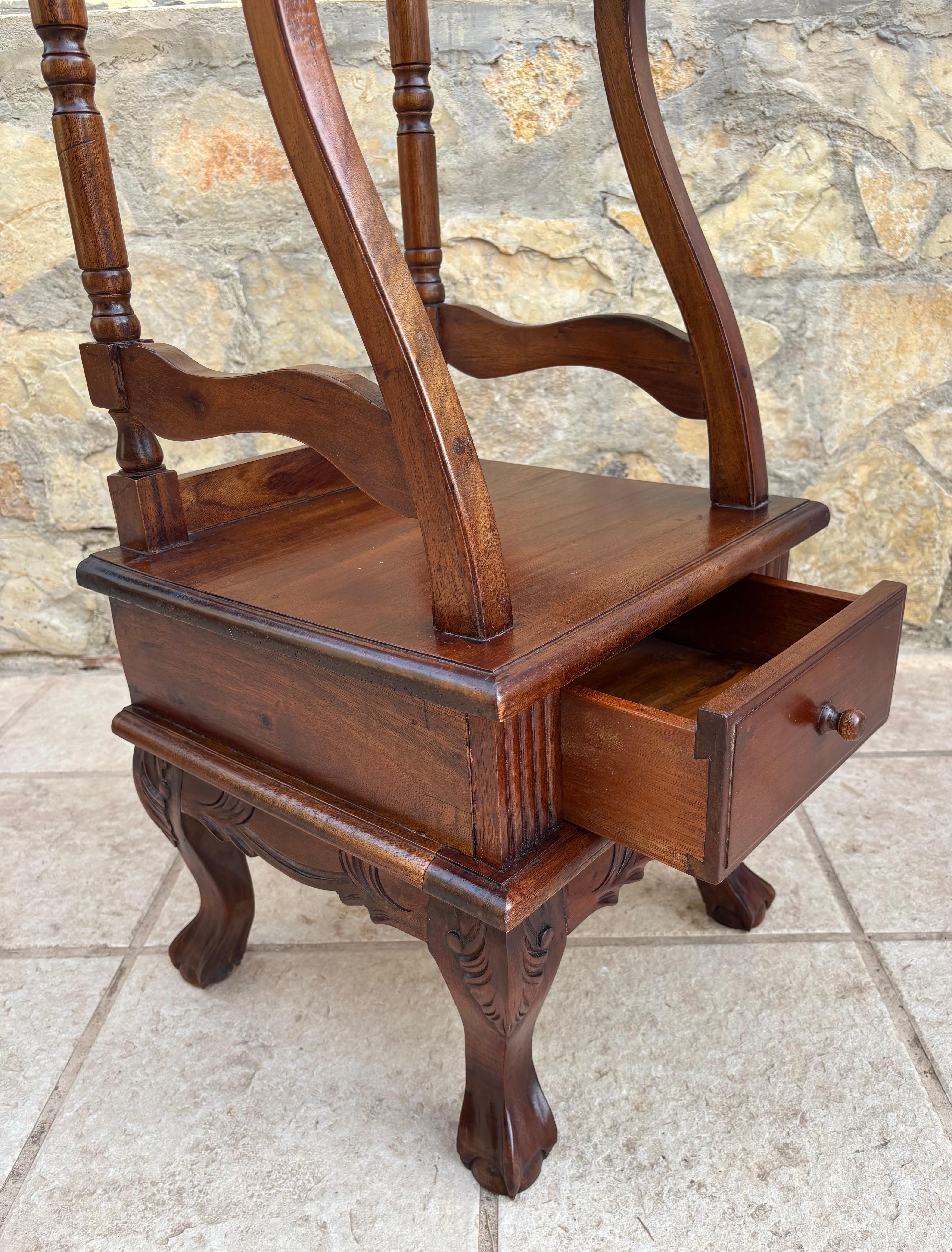 Valet de chambre ancien en bois dur Chippendale anglais avec un tiroir en vente 10