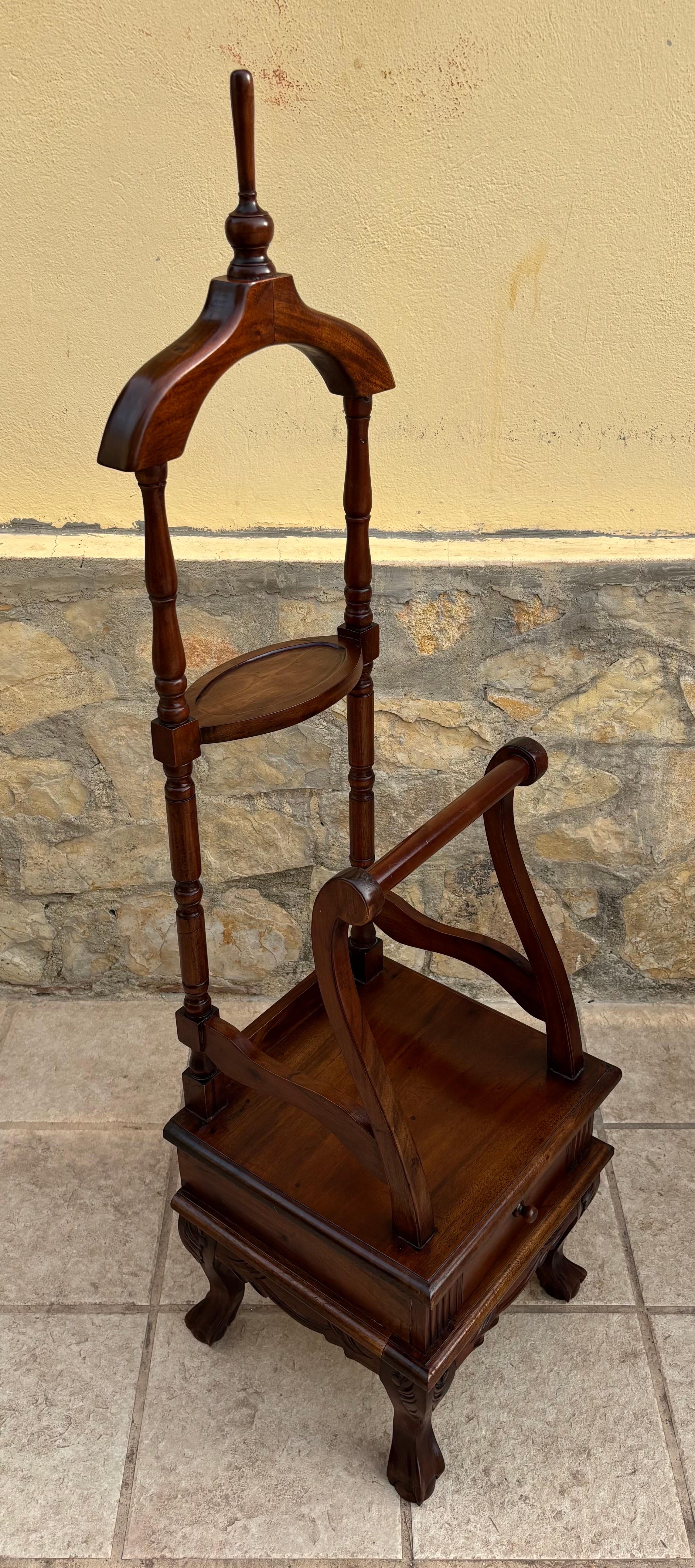 Britannique Valet de chambre ancien en bois dur Chippendale anglais avec un tiroir en vente