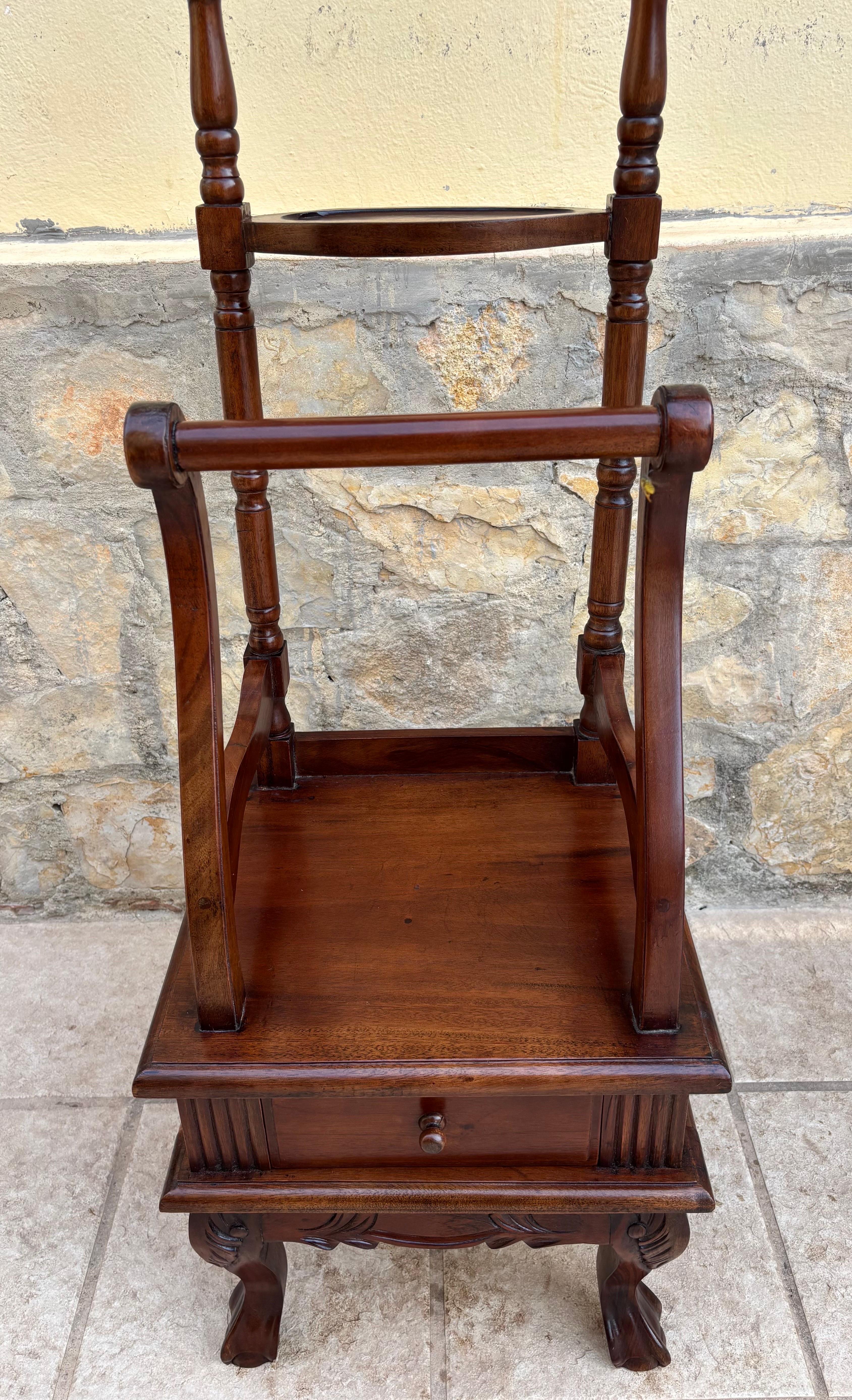 Fait main Valet de chambre ancien en bois dur Chippendale anglais avec un tiroir en vente