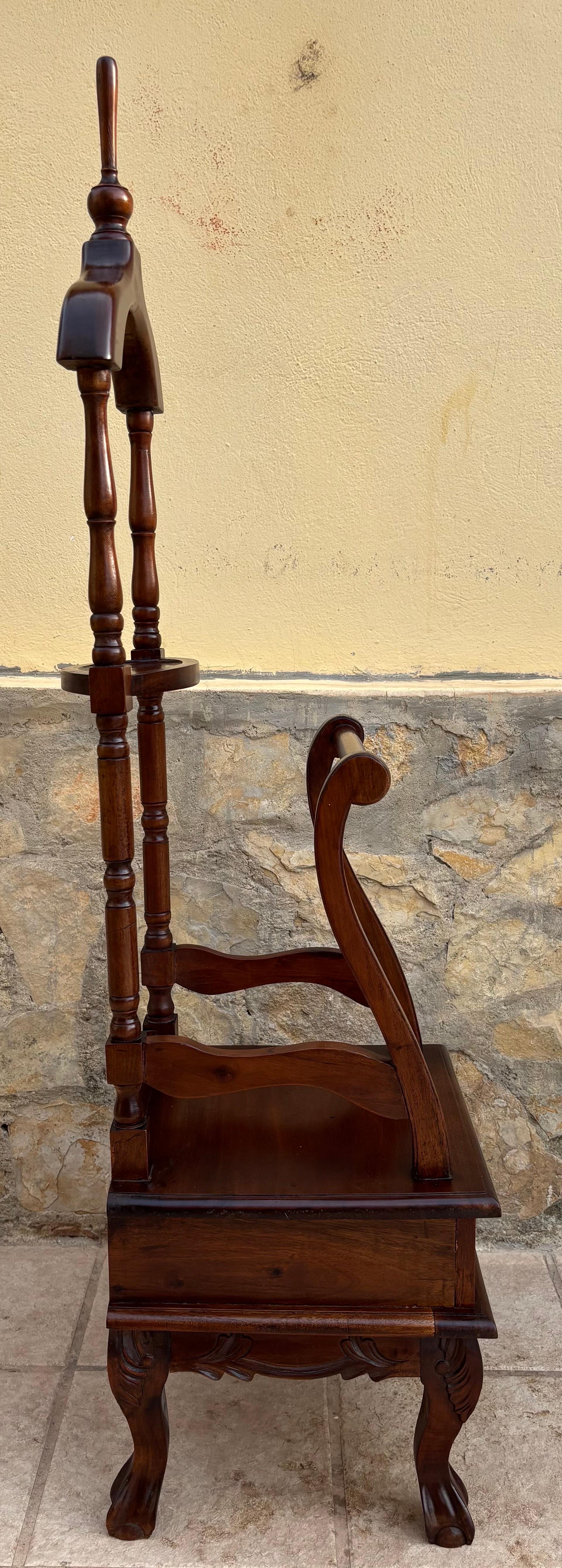 Milieu du XXe siècle Valet de chambre ancien en bois dur Chippendale anglais avec un tiroir en vente