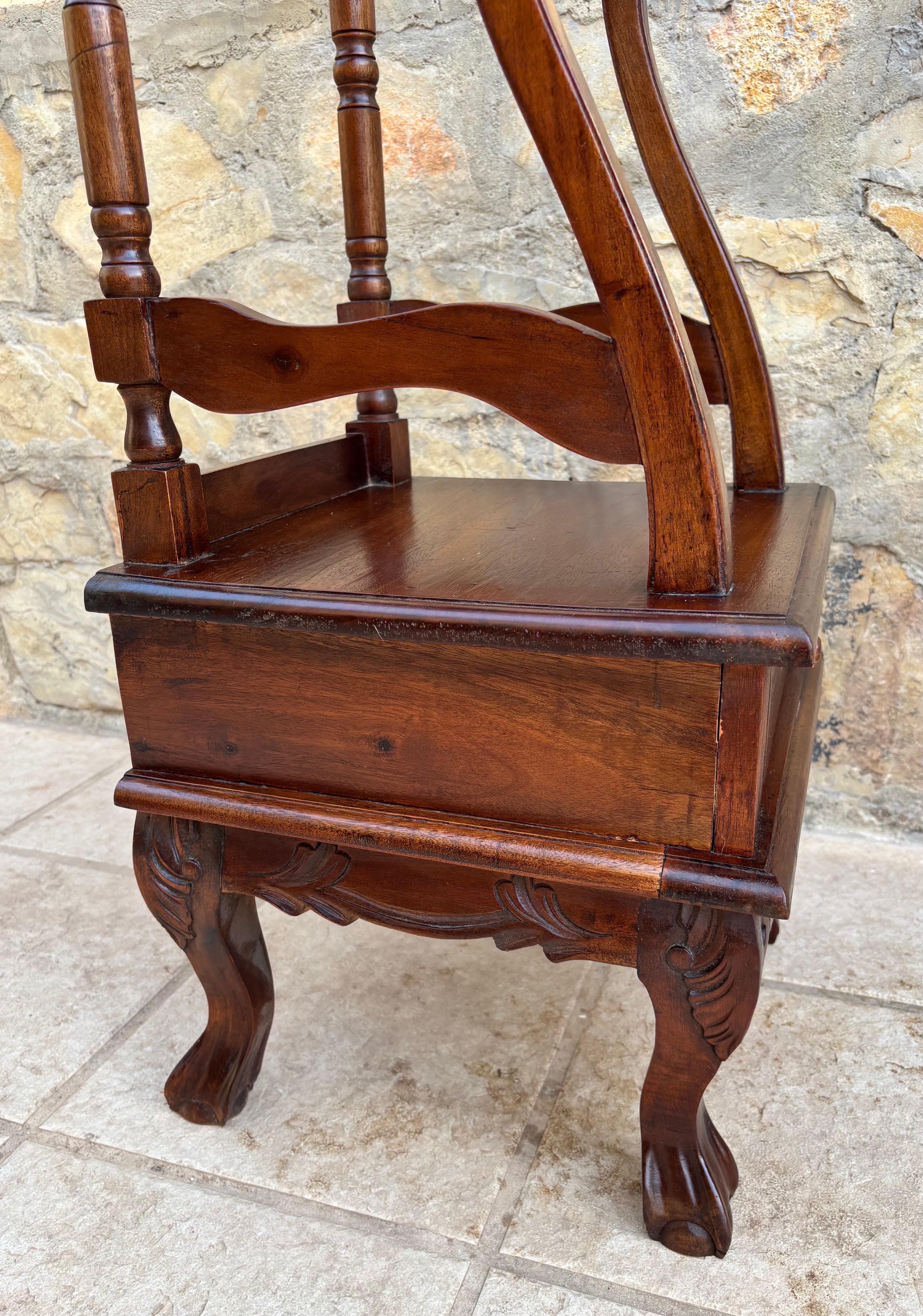 Bois Valet de chambre ancien en bois dur Chippendale anglais avec un tiroir en vente