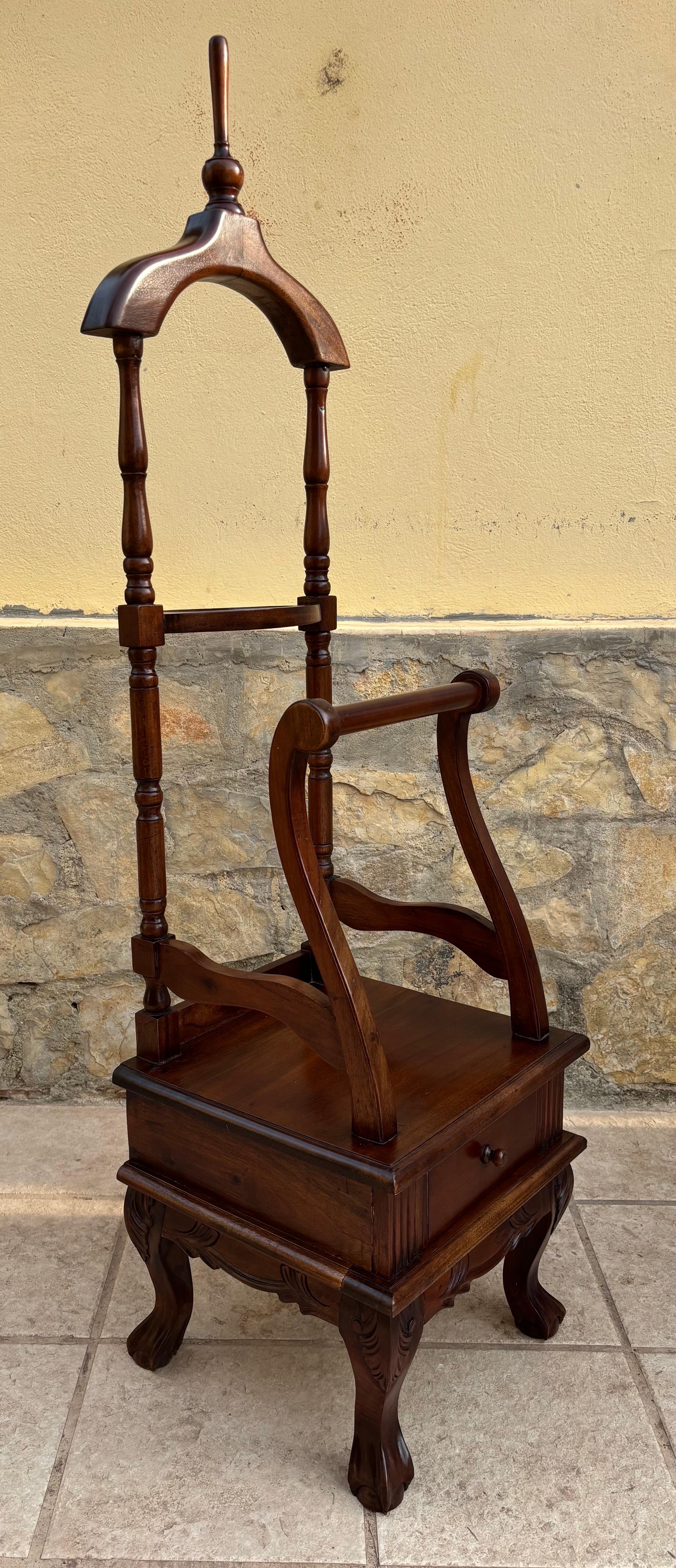 Valet de chambre ancien en bois dur Chippendale anglais avec un tiroir en vente 1