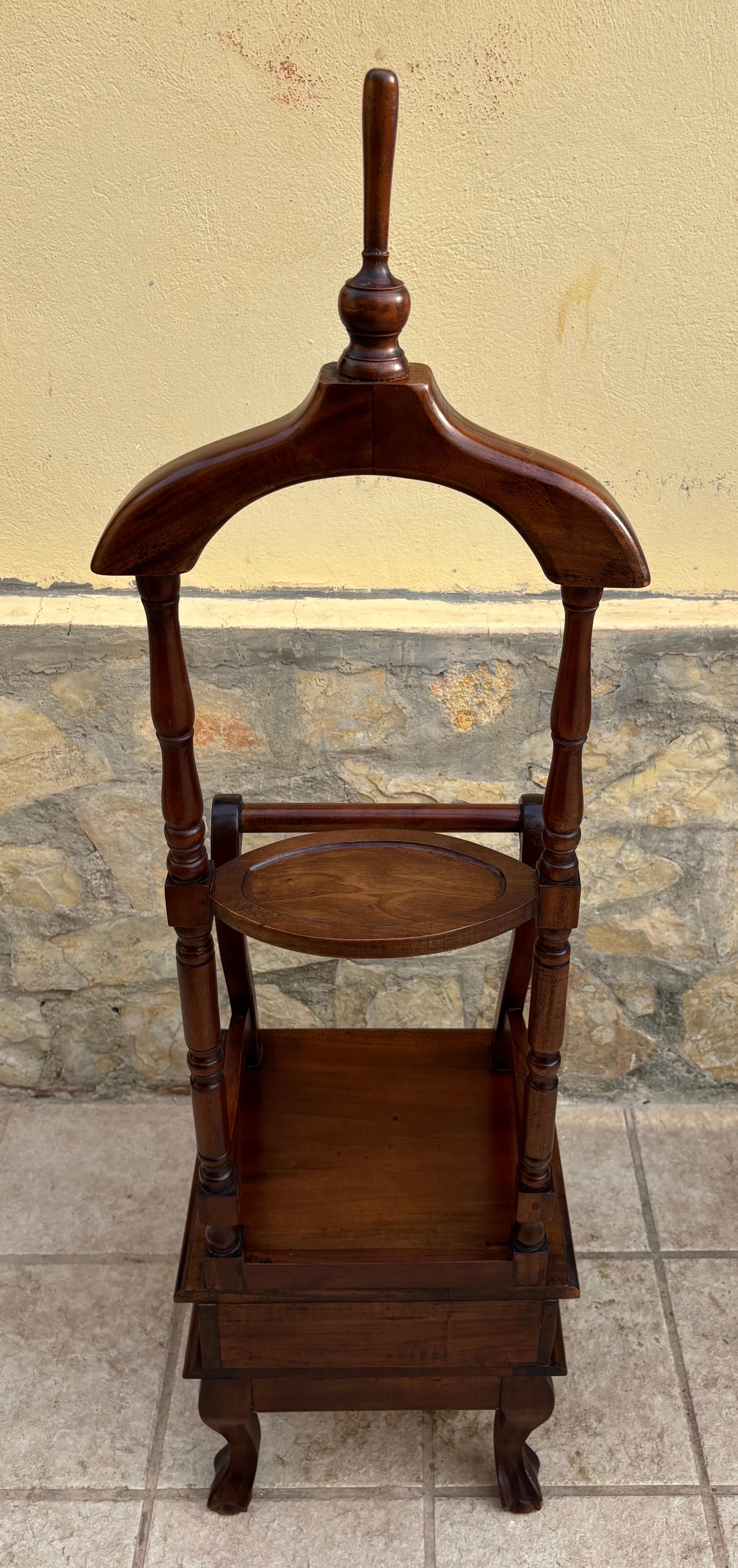 Valet de chambre ancien en bois dur Chippendale anglais avec un tiroir en vente 2