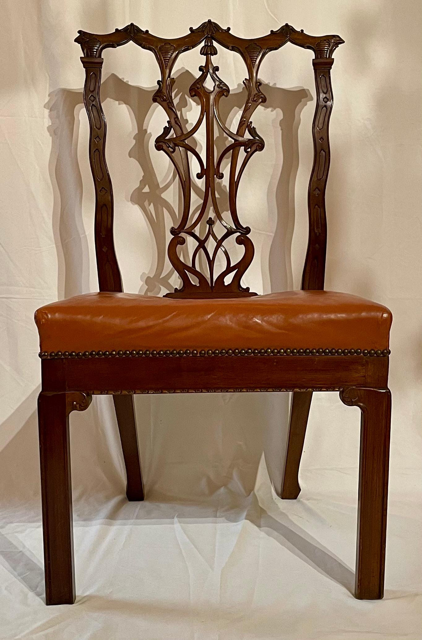 Antica poltrona inglese in stile Chippendale in mogano con seduta in pelle, circa 1880.