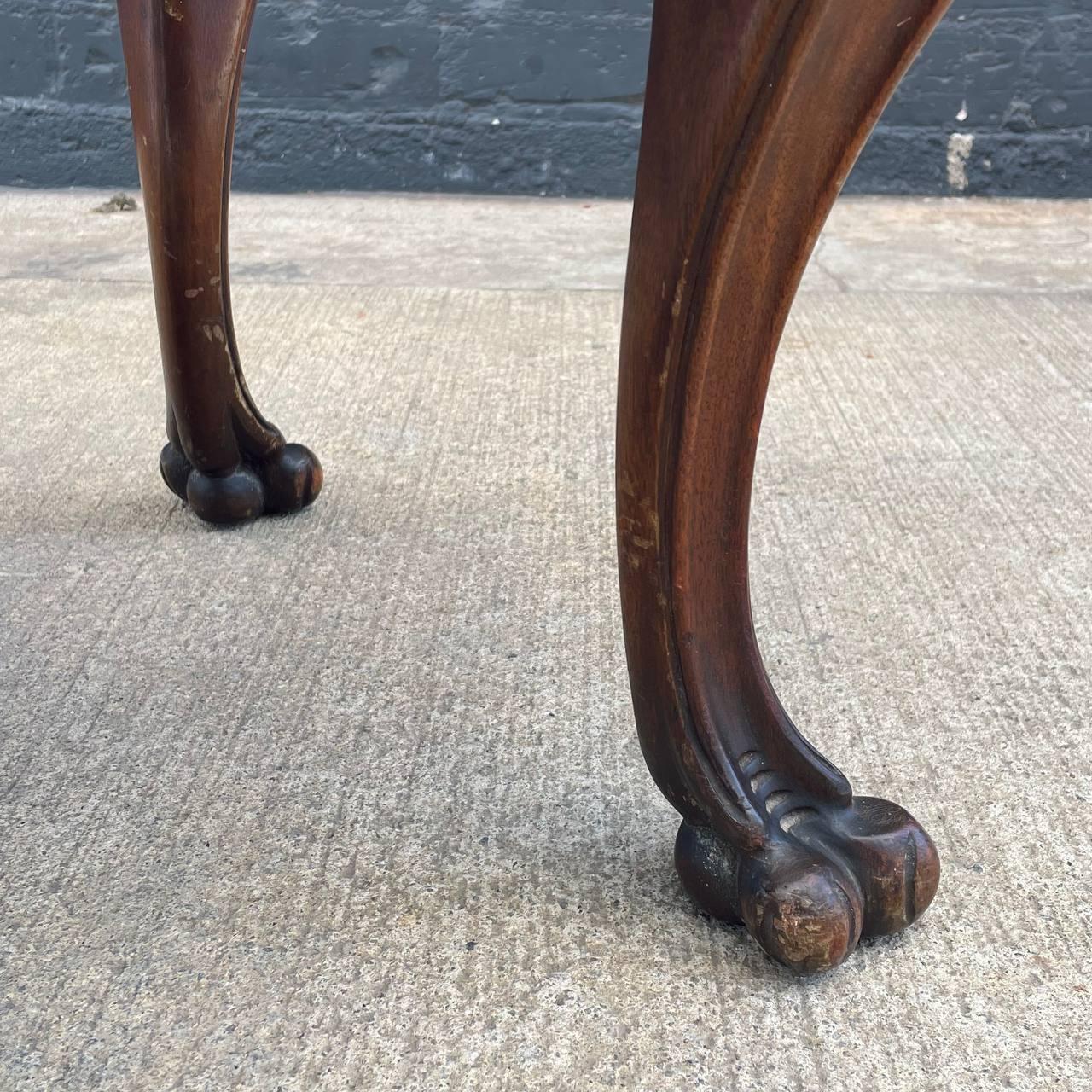 Ancien banc en cuir anglais de style Chippendale avec pieds sculptés en vente 7