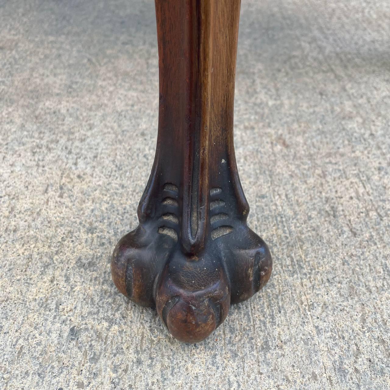 Ancien banc en cuir anglais de style Chippendale avec pieds sculptés en vente 8