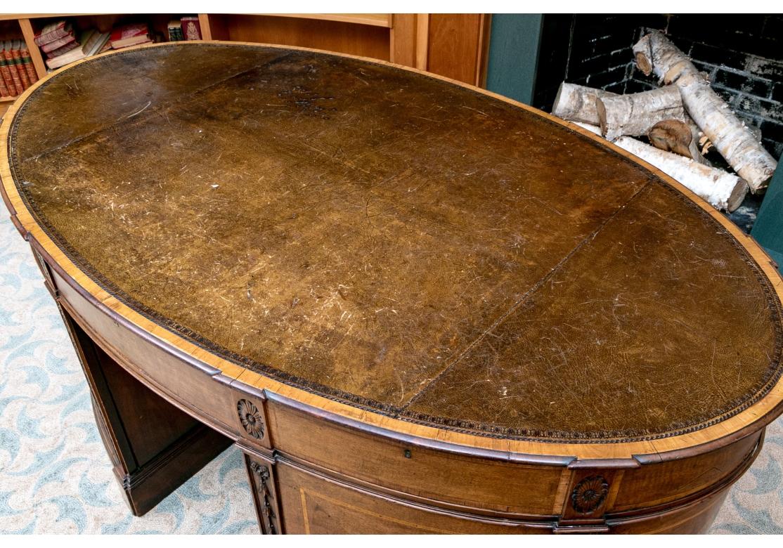Bureau de partenaire anglais ancien de style Chippendale en acajou et citronnier incrusté État moyen - En vente à Bridgeport, CT