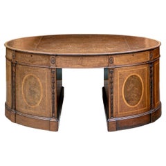 Antiguo Escritorio de Pareja Inglés de Caoba y Madera Satinada con Incrustaciones de Estilo Chippendale