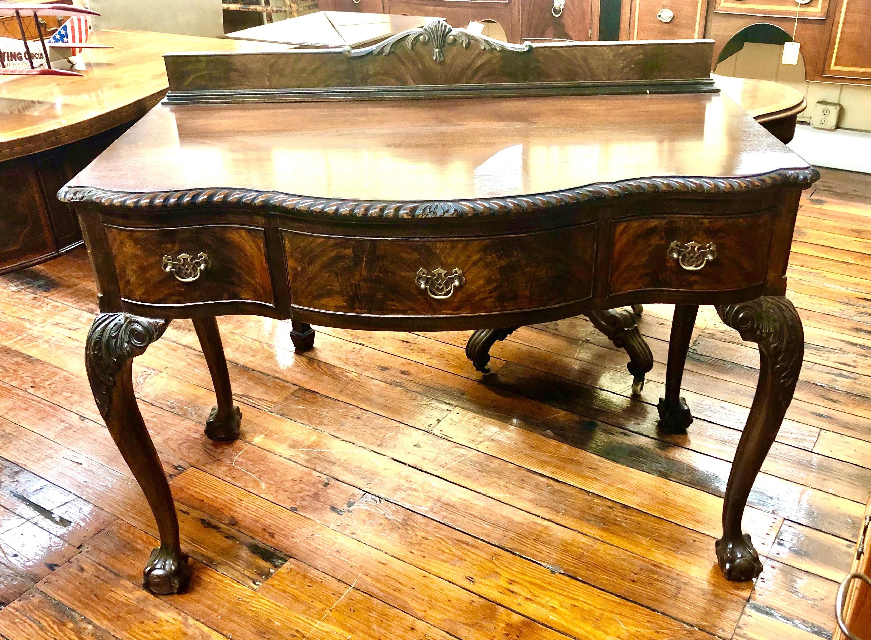 Antique English Chippendale Style Mahogany Serpentine Small Huntboard or Server In Good Condition In Charleston, SC