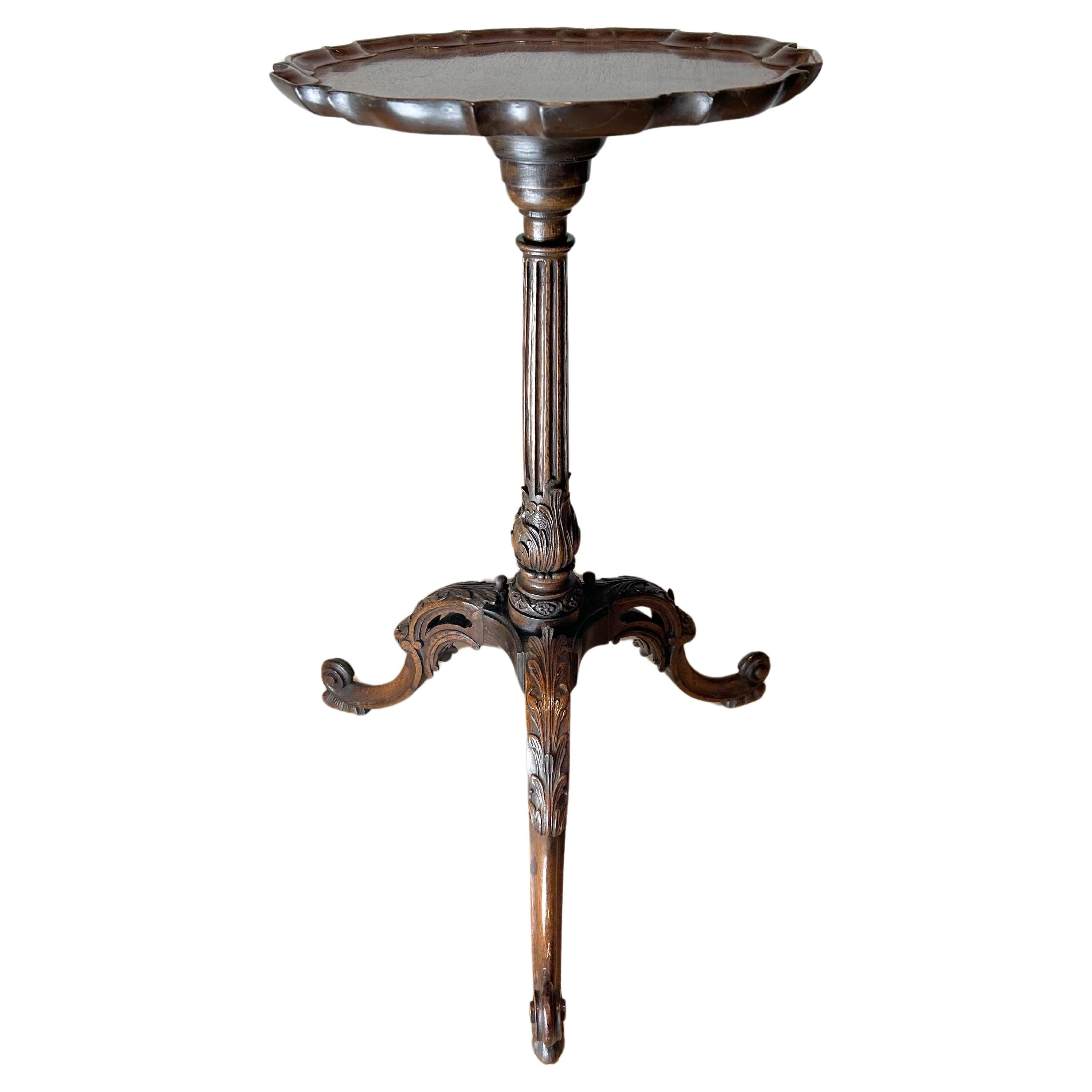 Antique English Chippendale style mahogany tripod/ wine table 19th century circa 1860 of wonderful quality, pie crust top sitting on a fine turned curved and fluted baluster column  on carved pierced rococo cabriole legs ending with elegant carved
