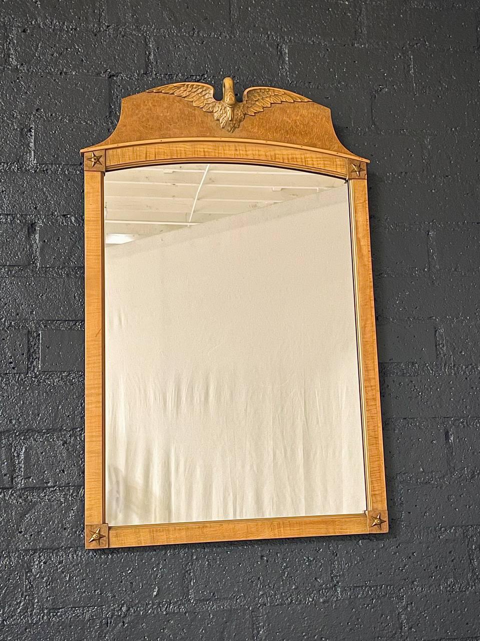 Zustand: Original Vintage By Zustand

MATERIALIEN: Tigerahorn, Wurzelahorn, Original-Spiegel

Dieser atemberaubende englische Wandspiegel im Chippendale-Stil ist ein Beweis für zeitlose Handwerkskunst. Der Rahmen aus massivem Tigerahorn und