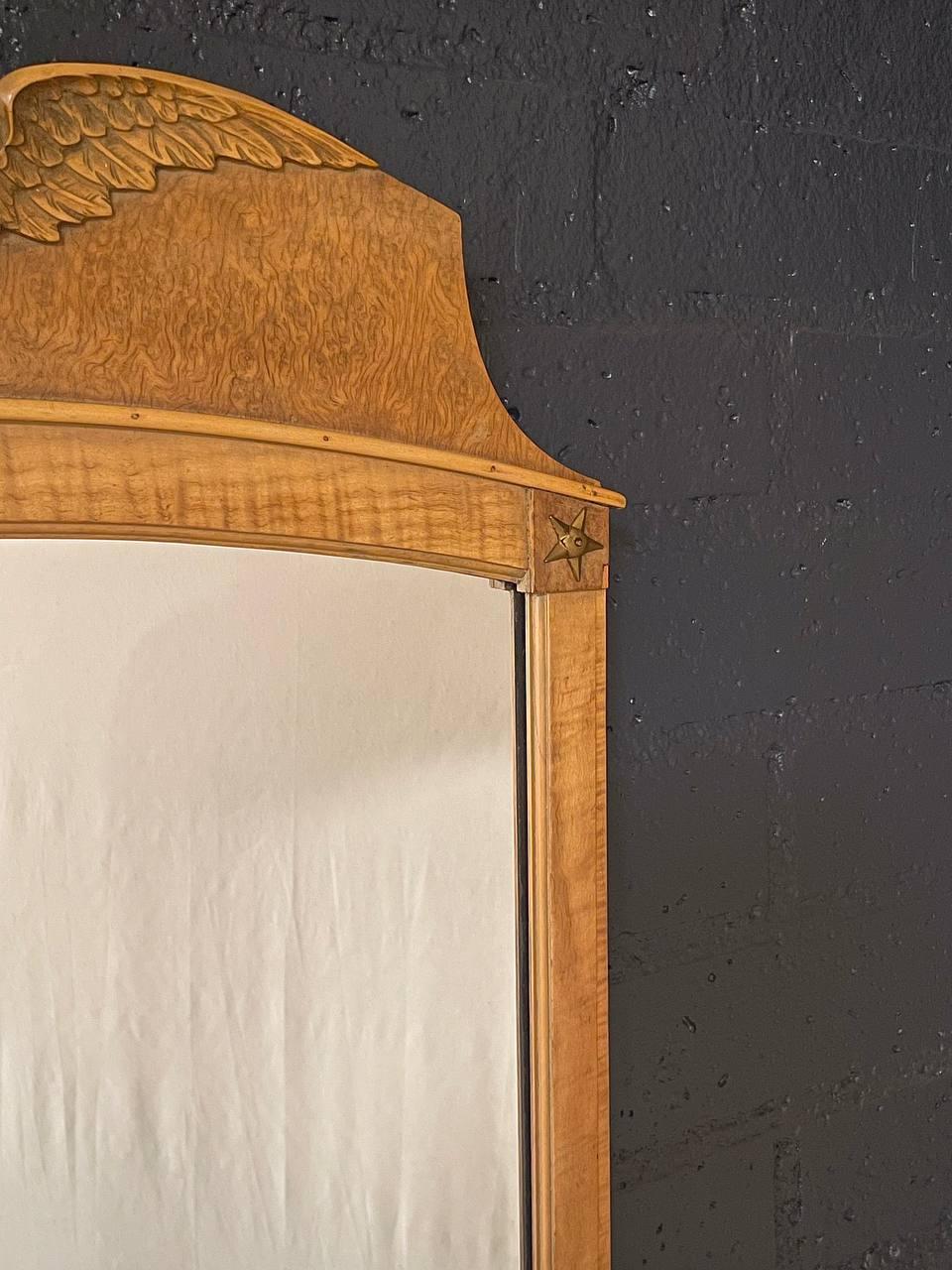 Antiker englischer Wandspiegel aus Ahornholz im Chippendale-Stil mit Phoenix-Kreuz im Angebot 1