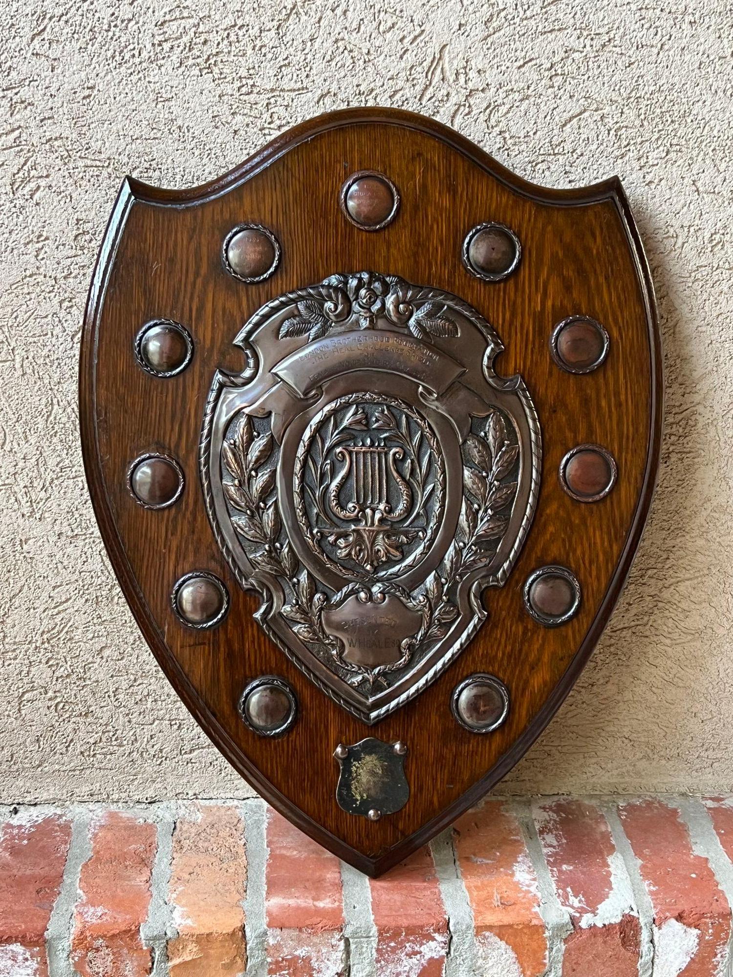 Antique plaque de trophée anglaise Choir en cuivre repoussé vers 1938, harpe Lyre en vente 6