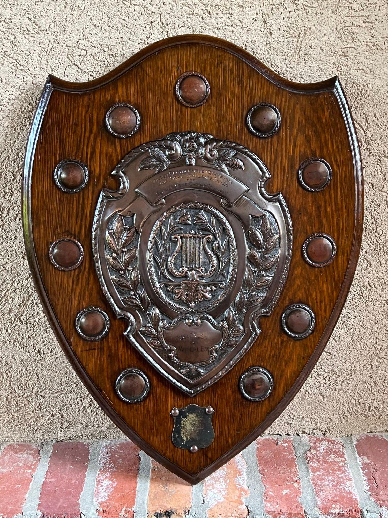 Antique plaque de trophée anglaise Choir en cuivre repoussé vers 1938, harpe Lyre en vente 7