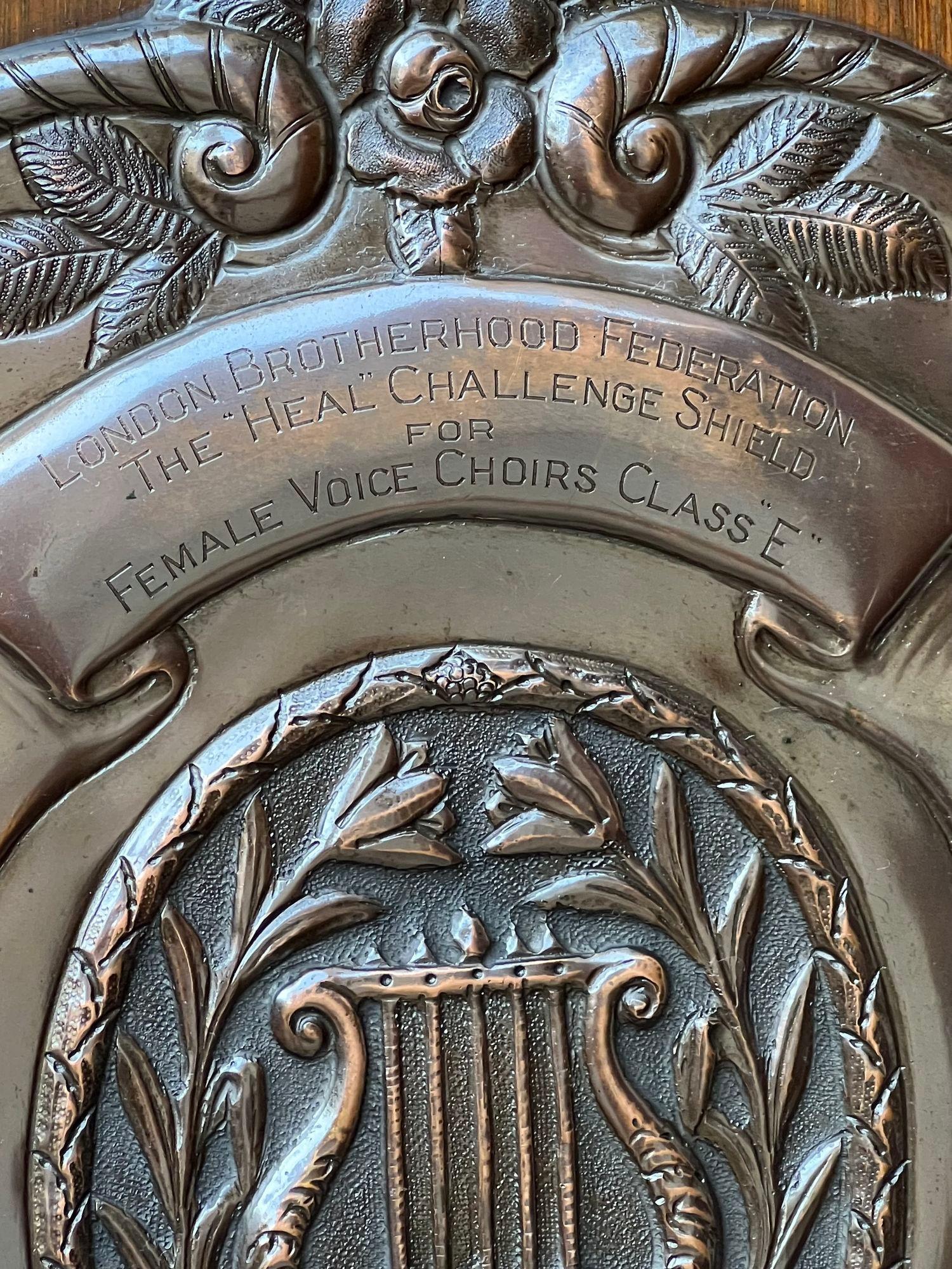 Embossé Antique plaque de trophée anglaise Choir en cuivre repoussé vers 1938, harpe Lyre en vente