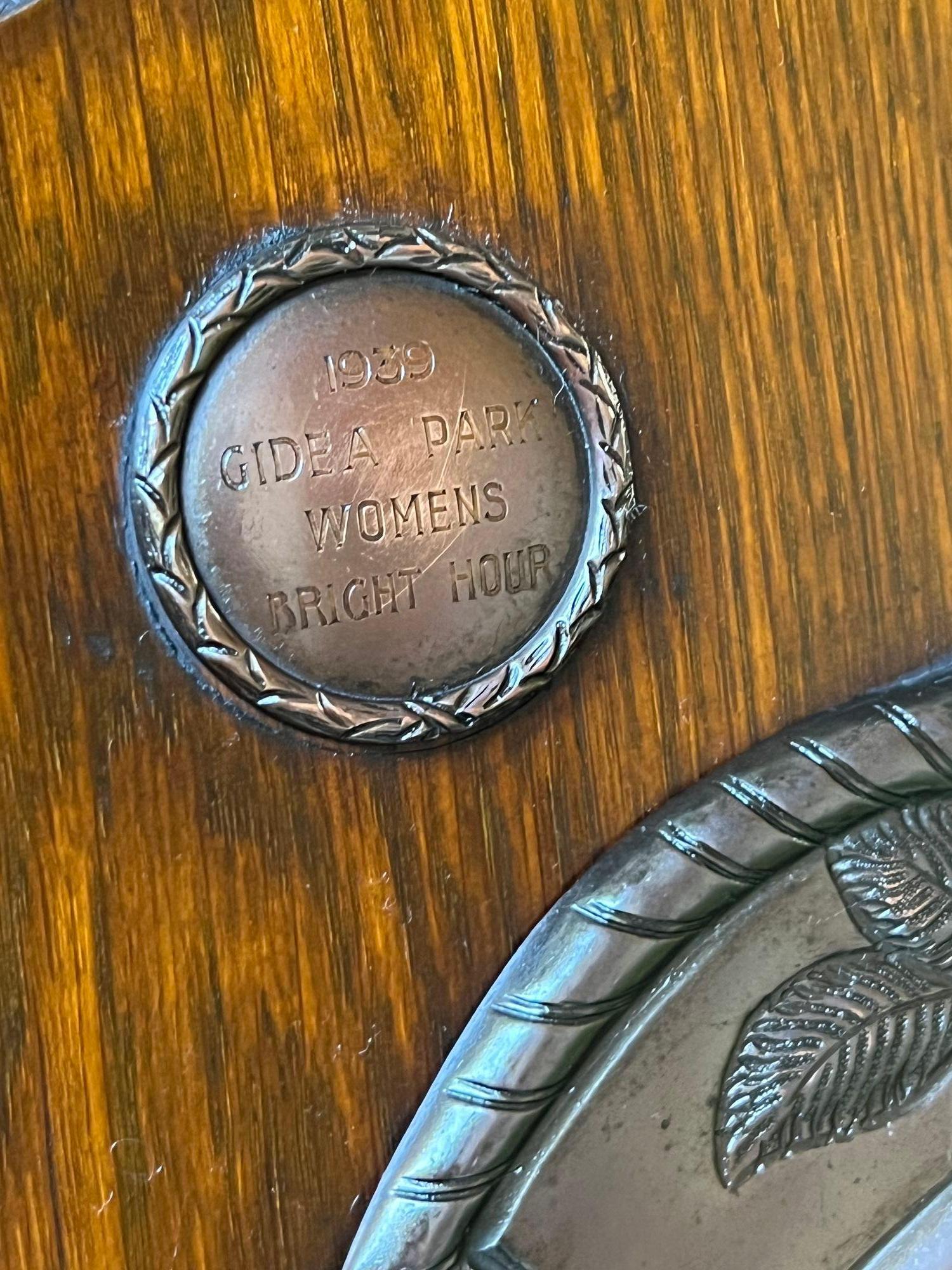 Antique plaque de trophée anglaise Choir en cuivre repoussé vers 1938, harpe Lyre en vente 1