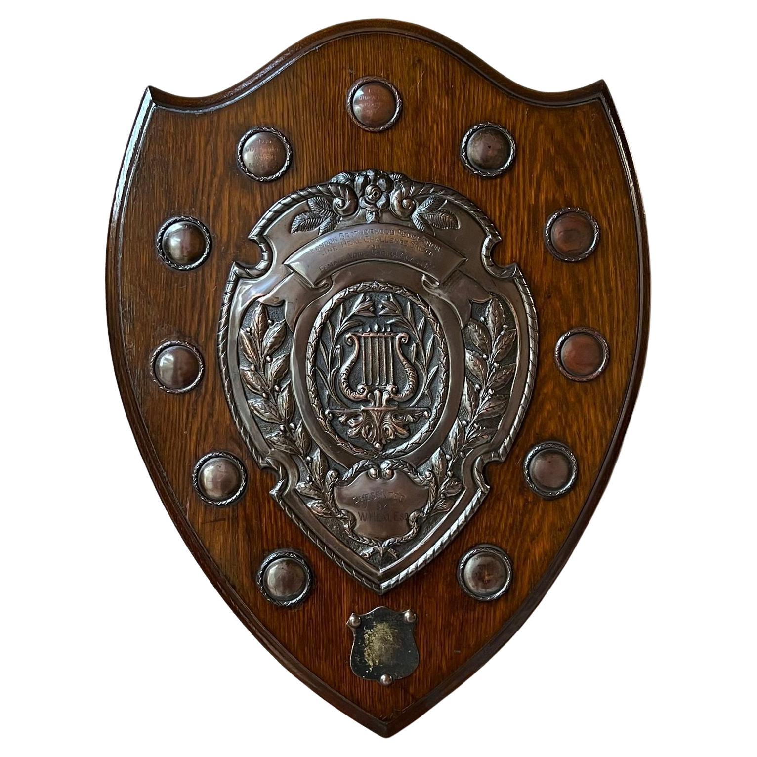 Antique plaque de trophée anglaise Choir en cuivre repoussé vers 1938, harpe Lyre