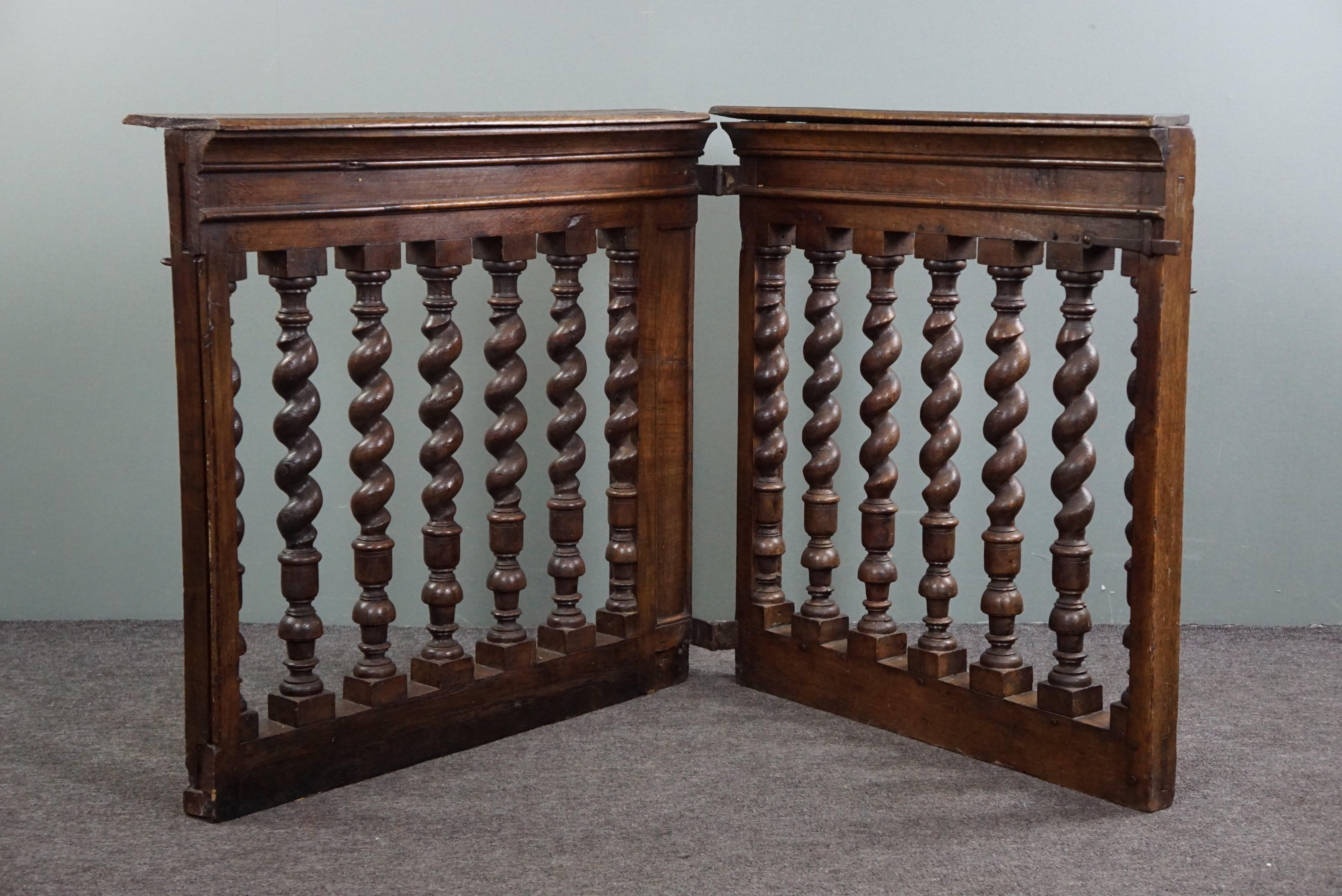 Offered is this antique 18th century balustrade.
Comes from a church, where this balustrade was probably placed as a barrier or access to another room. The hinge and latch are forged by hand and, together with the turned wooden pillars, provide a