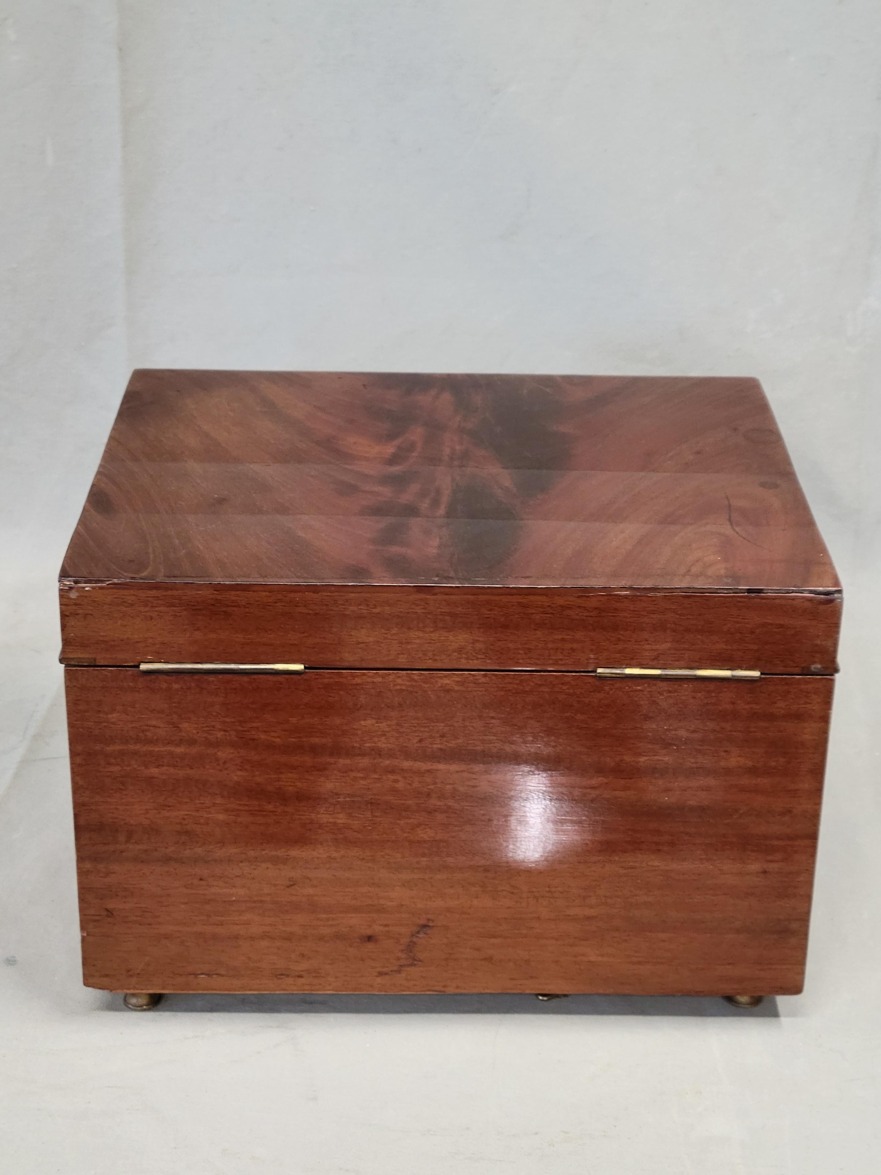 Antique English Circa 1900 Flame Mahogany Maple & Co. Ltd. Jewelry Box (RL) For Sale 6