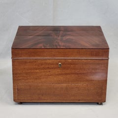 Antico inglese del 1900 circa, in mogano a fiamma Maple & Co. Ltd. Portagioie (RL)