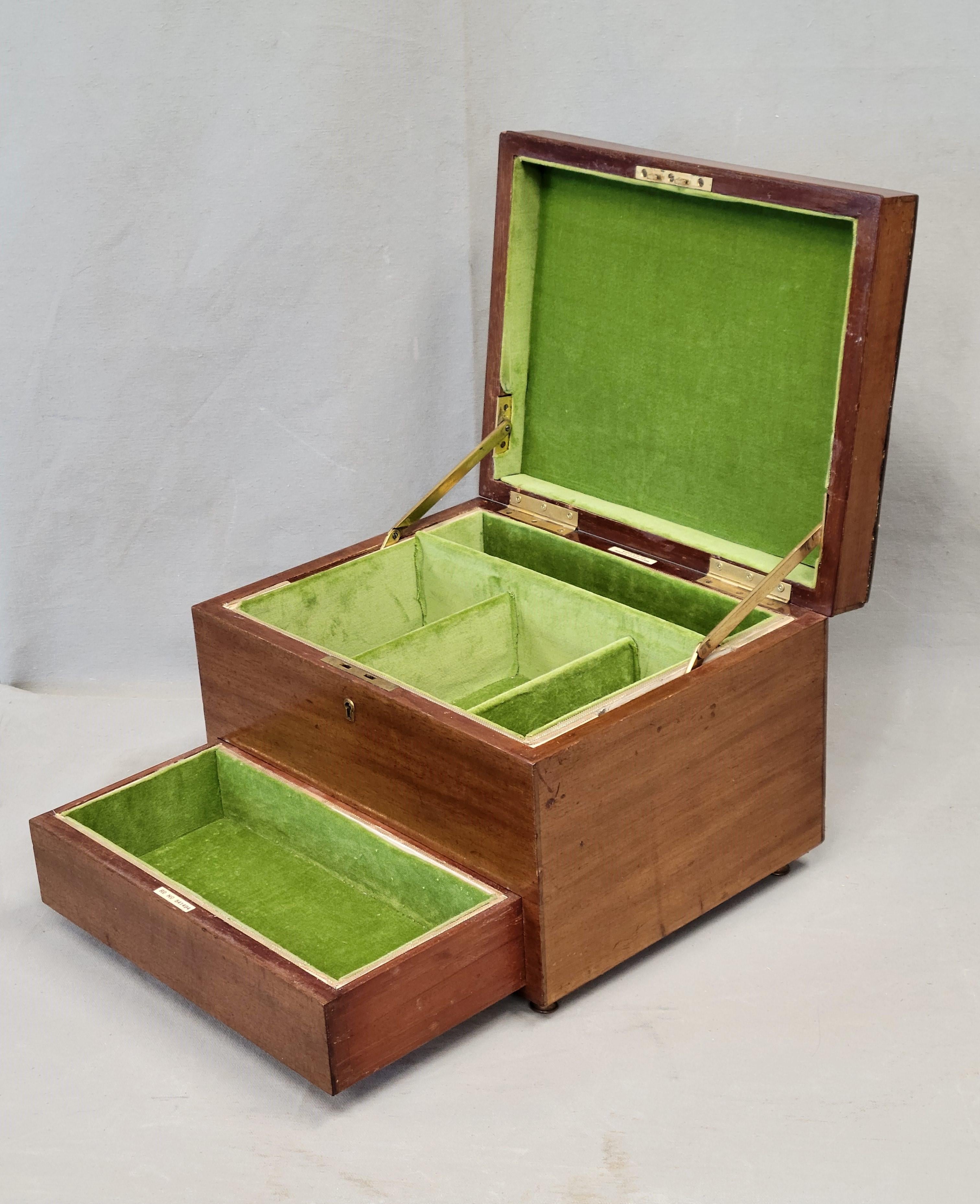 Edwardian Antique English Circa 1900 Flame Mahogany Maple & Co. Ltd. Jewelry Box (RL) For Sale