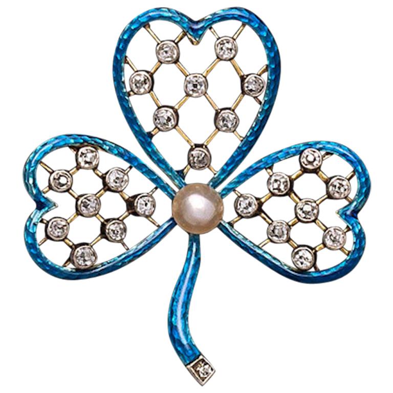 Broche pendentif anglaise ancienne en forme de trèfle en or 15 carats, émail bleu et perles, avec diamants