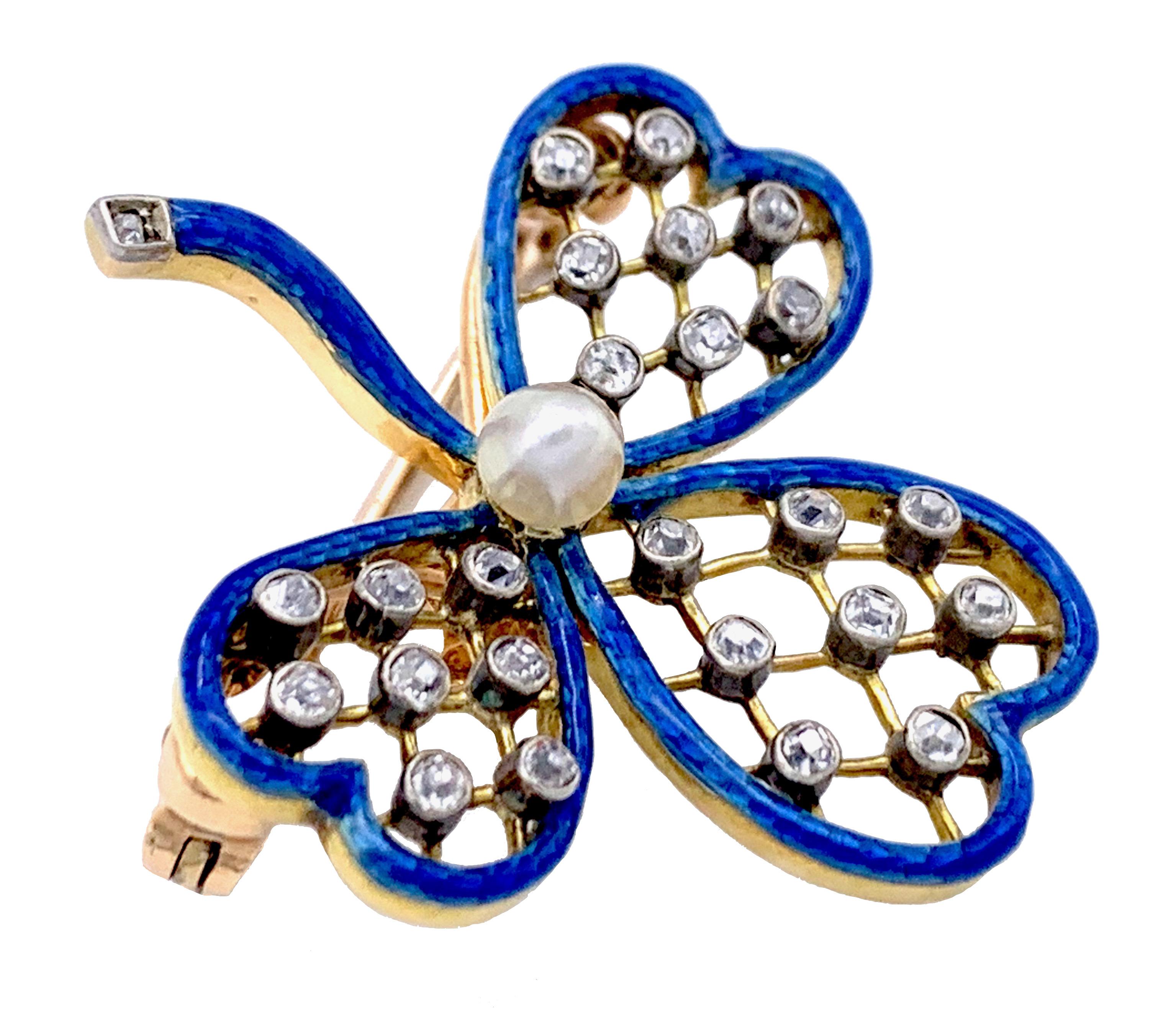 This beautiful and delicate clover jewel comes in it's original fitted leather case, it has been crafted in England by Collingwood & Co around 1900. The elegant piece of jewellery has a detachable brooch fitting that can also be worn as a
