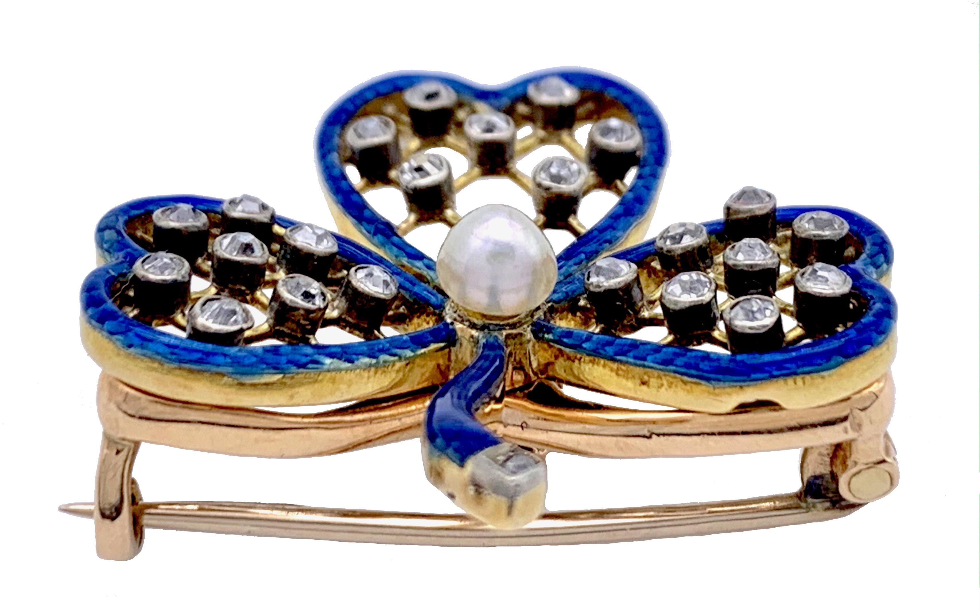 Taille vieille Europe Broche pendentif anglaise ancienne en forme de trèfle en or 15 carats, émail bleu et perles, avec diamants en vente