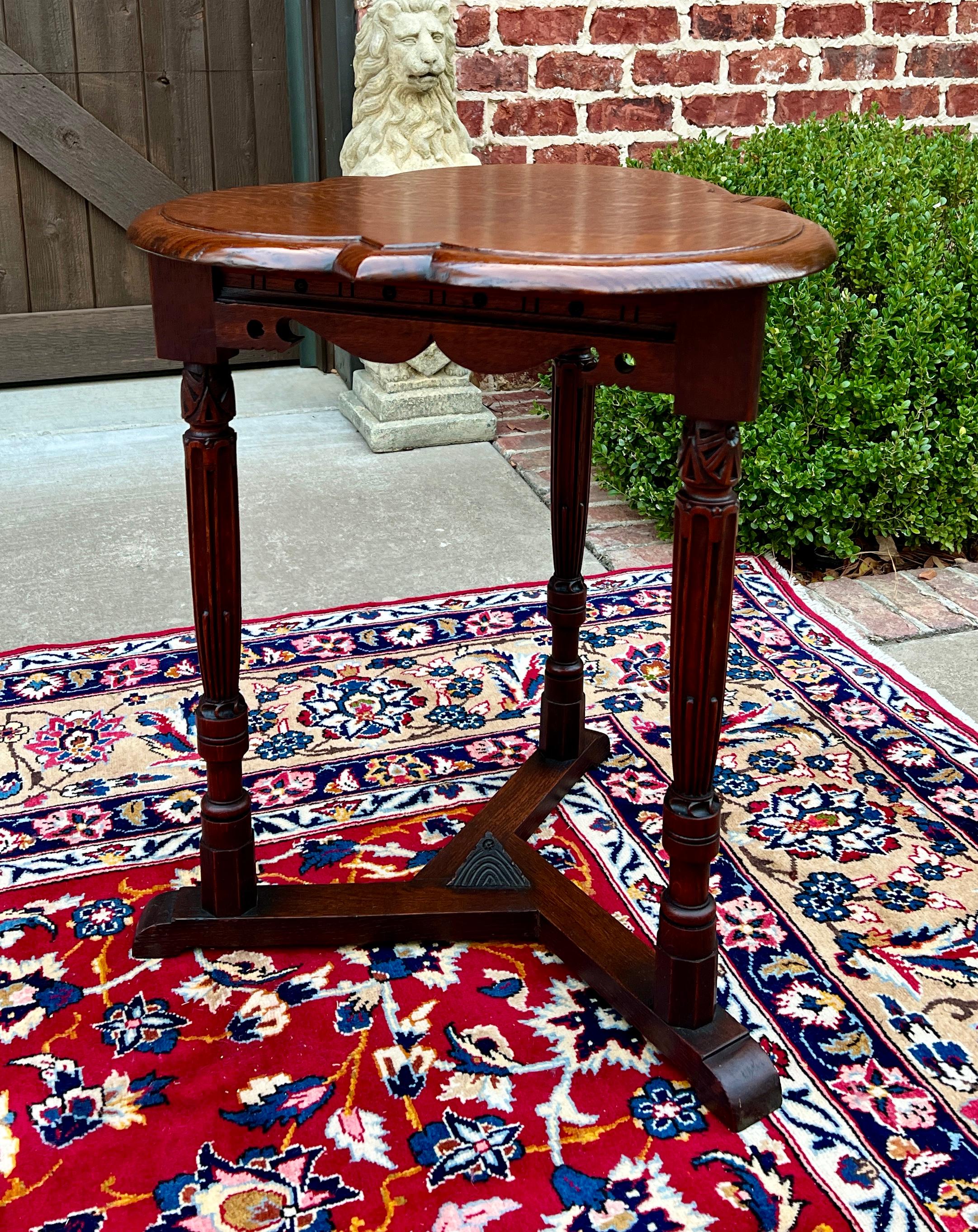 Antique English Clover Leaf End Table Side Table Accent Table Honey Tiger Oak en vente 4
