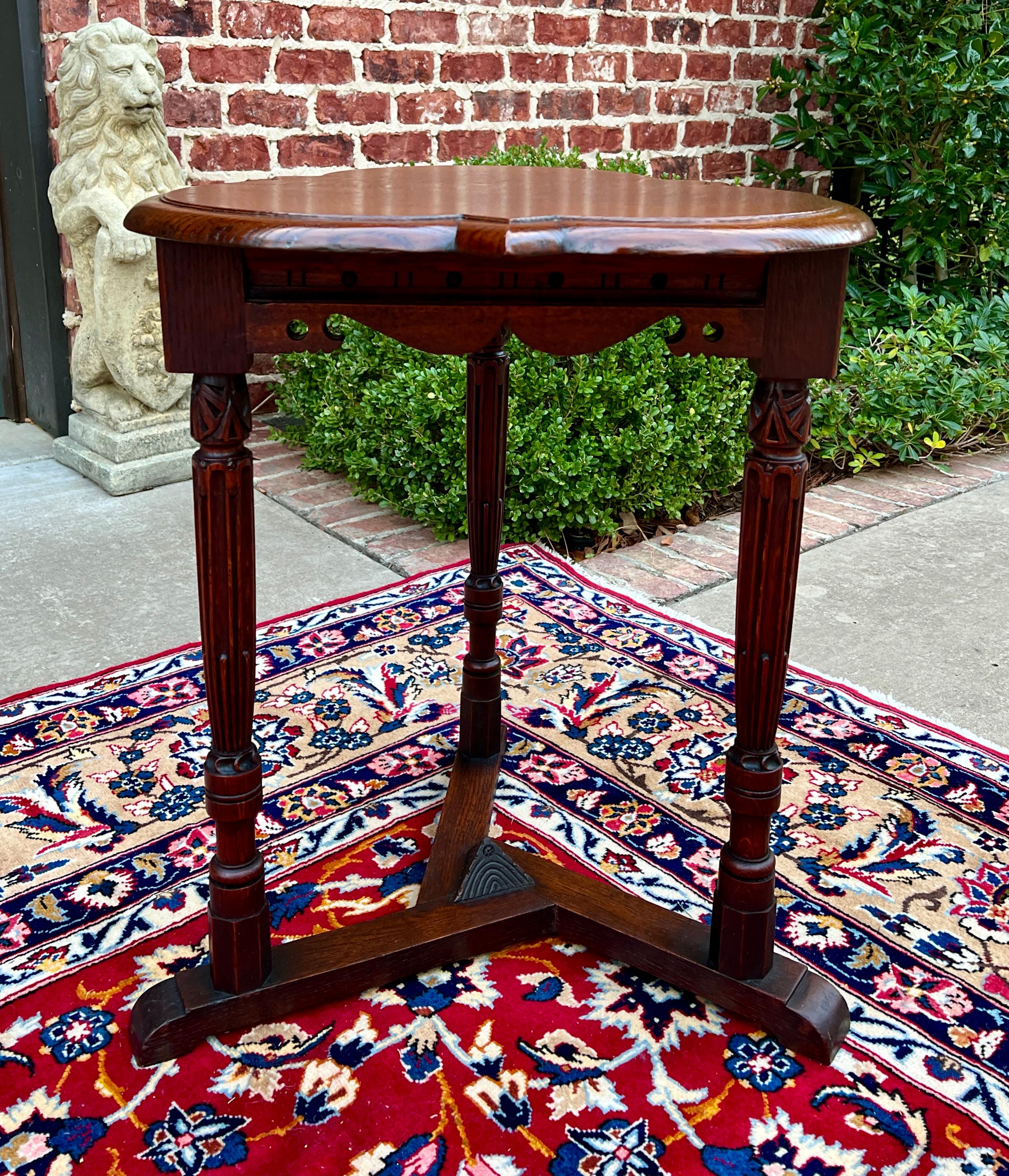 Antique English Clover Leaf End Table Side Table Accent Table Honey Tiger Oak en vente 5