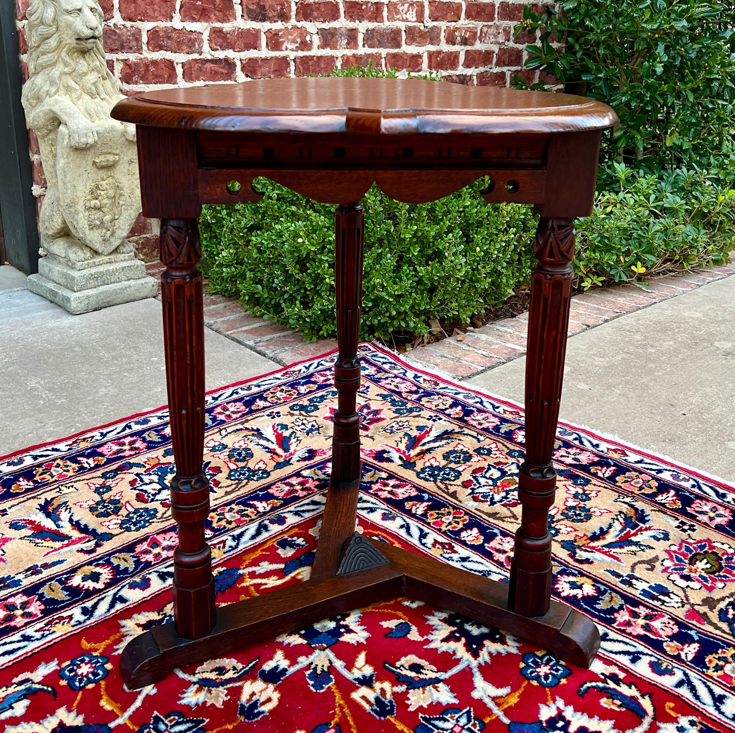 Antique English Clover Leaf End Table Side Table Accent Table Honey Tiger Oak en vente 9