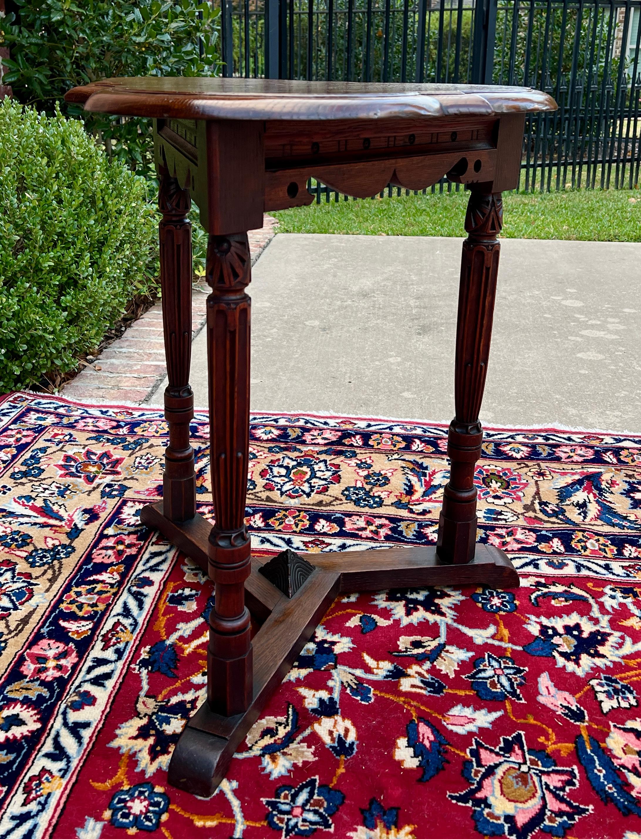 Antique English Clover Leaf End Table Side Table Accent Table Honey Tiger Oak en vente 10