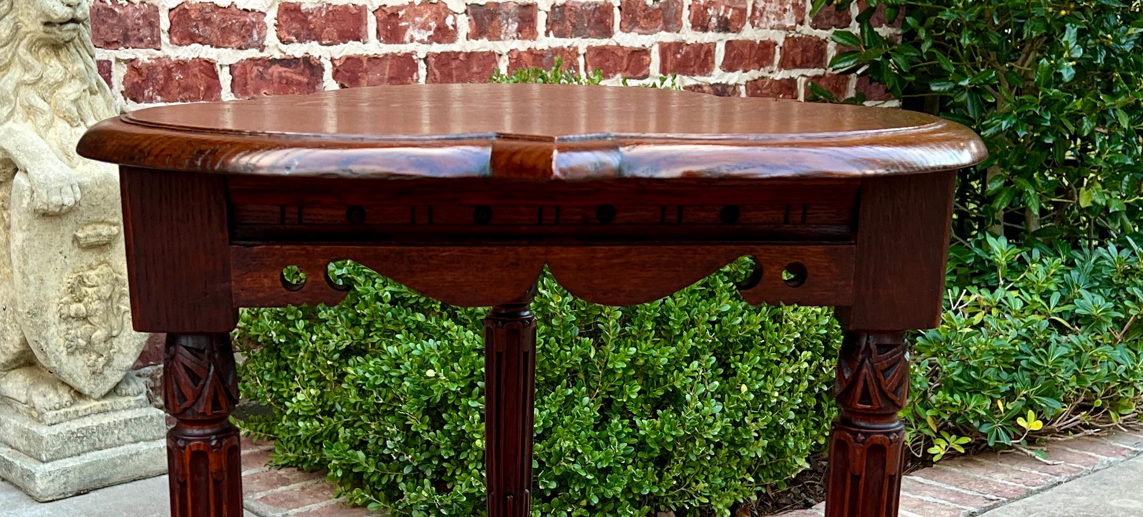 Antique English Clover Leaf End Table Side Table Accent Table Honey Tiger Oak en vente 11