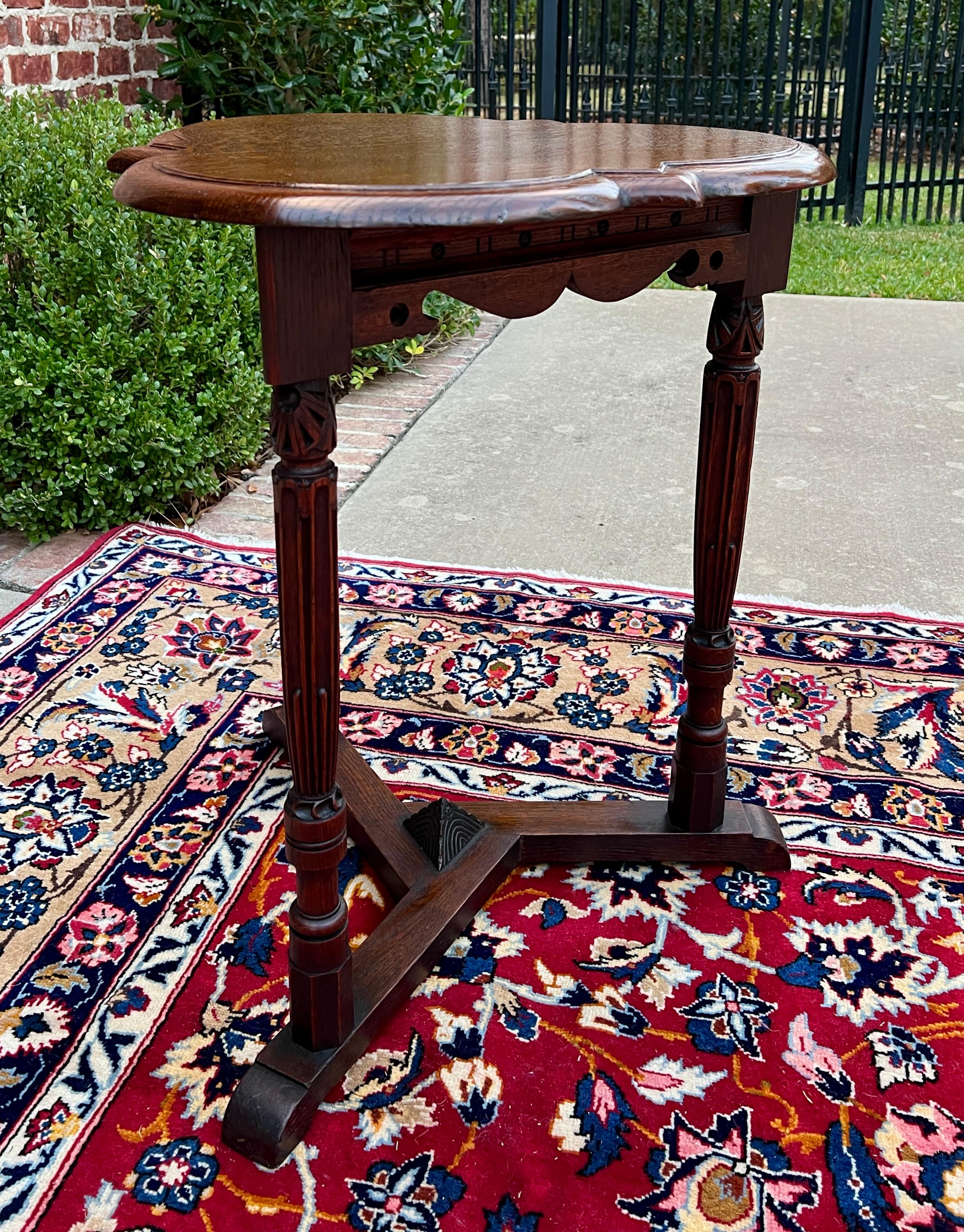 Merveilleuse table d'appoint en chêne miel anglais à feuilles de trèfle, table d'appoint occasionnelle~~c. 1930s 

        Plateau unique en forme de feuille de trèfle avec bord biseauté

        Taille polyvalente~~27
