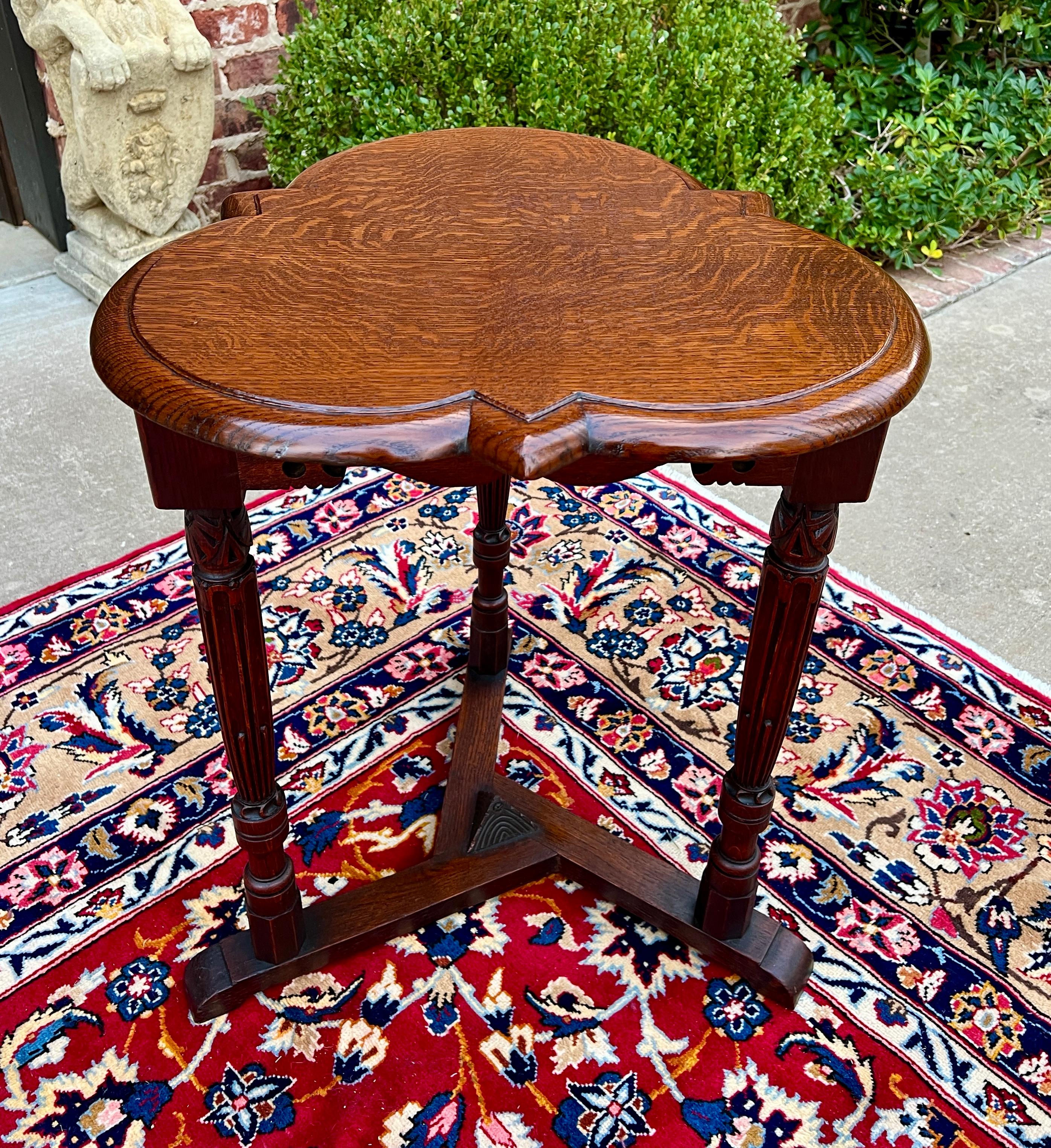 Sculpté Antique English Clover Leaf End Table Side Table Accent Table Honey Tiger Oak en vente