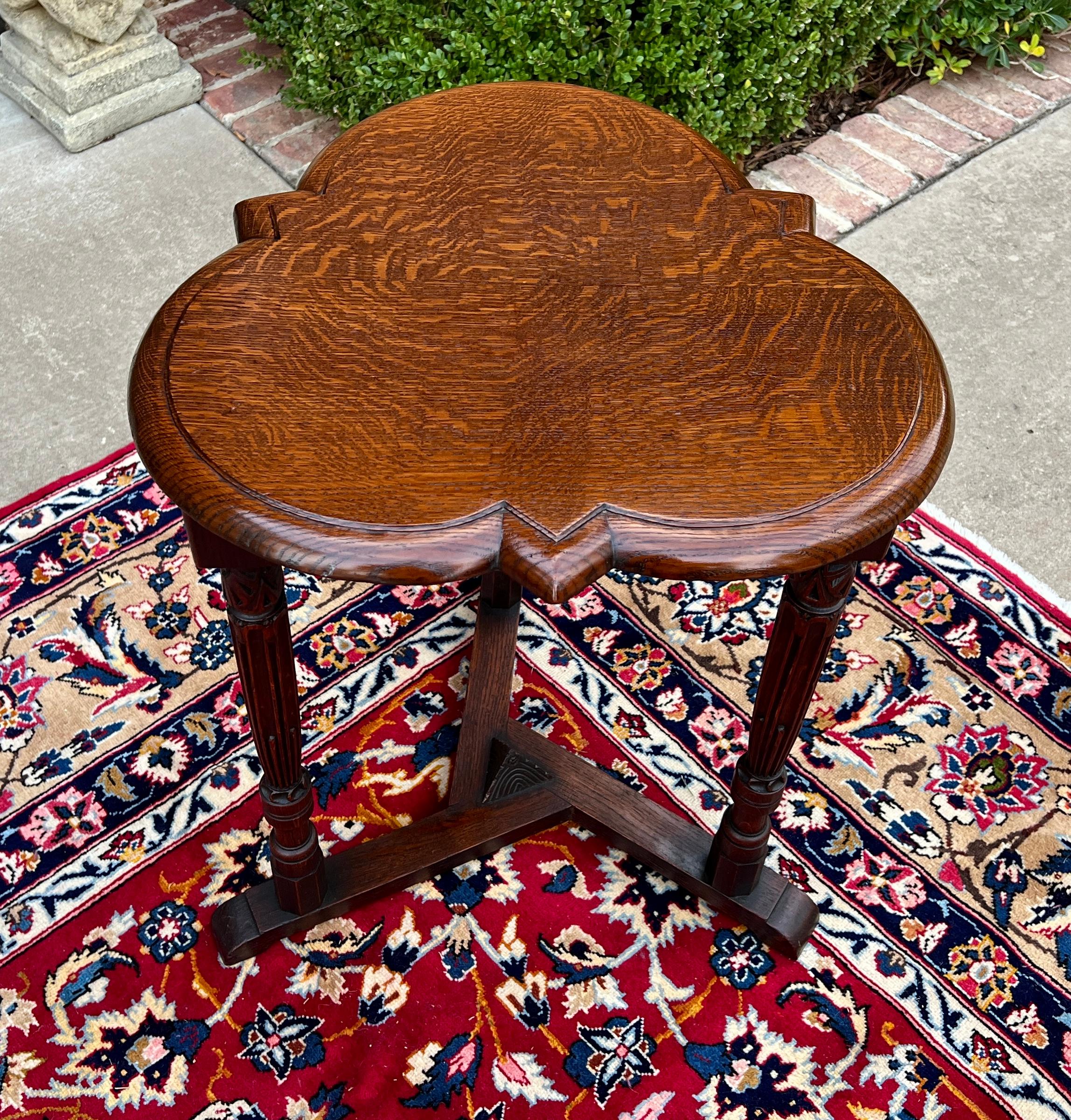Antique English Clover Leaf End Table Side Table Accent Table Honey Tiger Oak Bon état - En vente à Tyler, TX