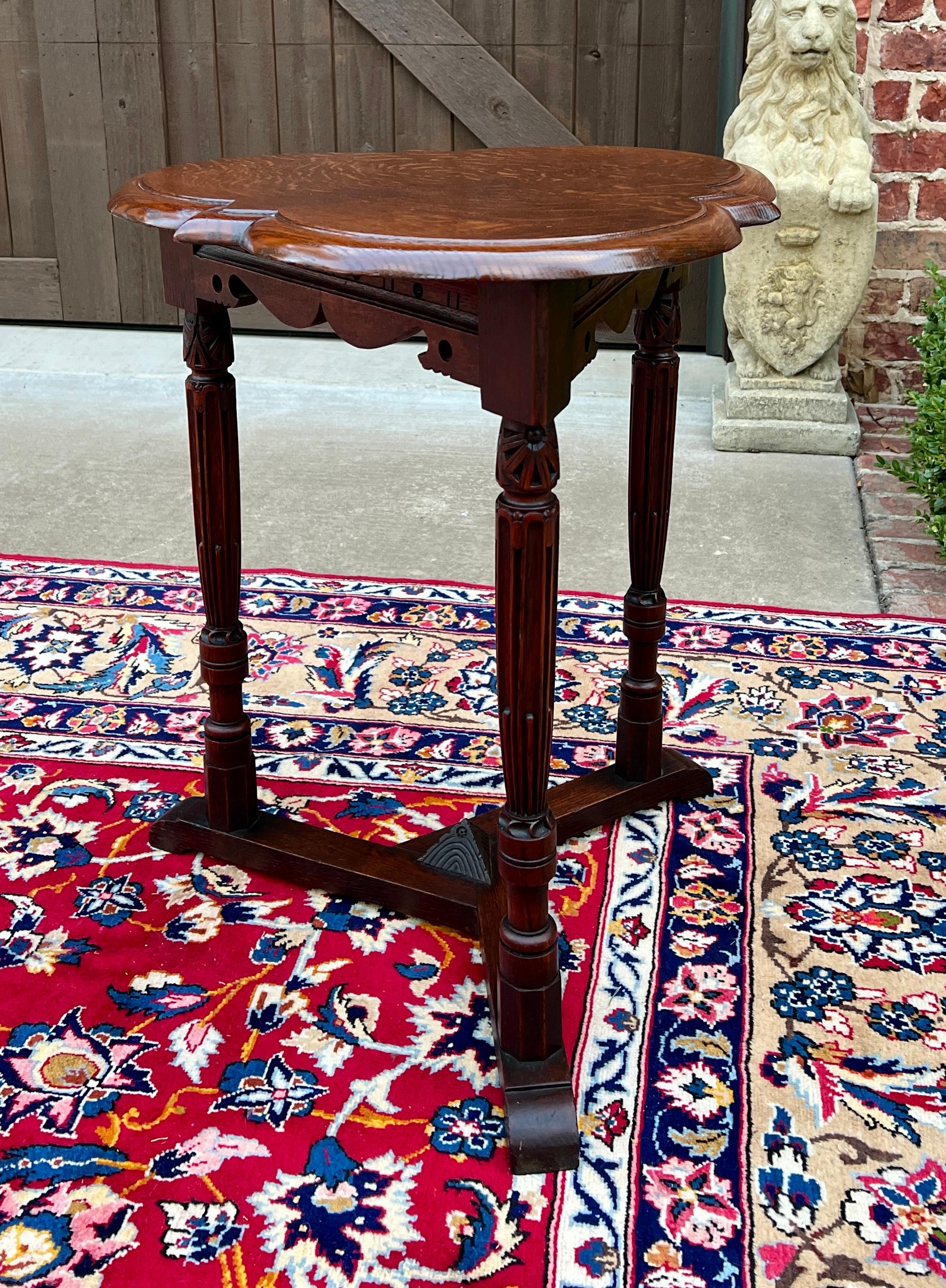 Milieu du XXe siècle Antique English Clover Leaf End Table Side Table Accent Table Honey Tiger Oak en vente
