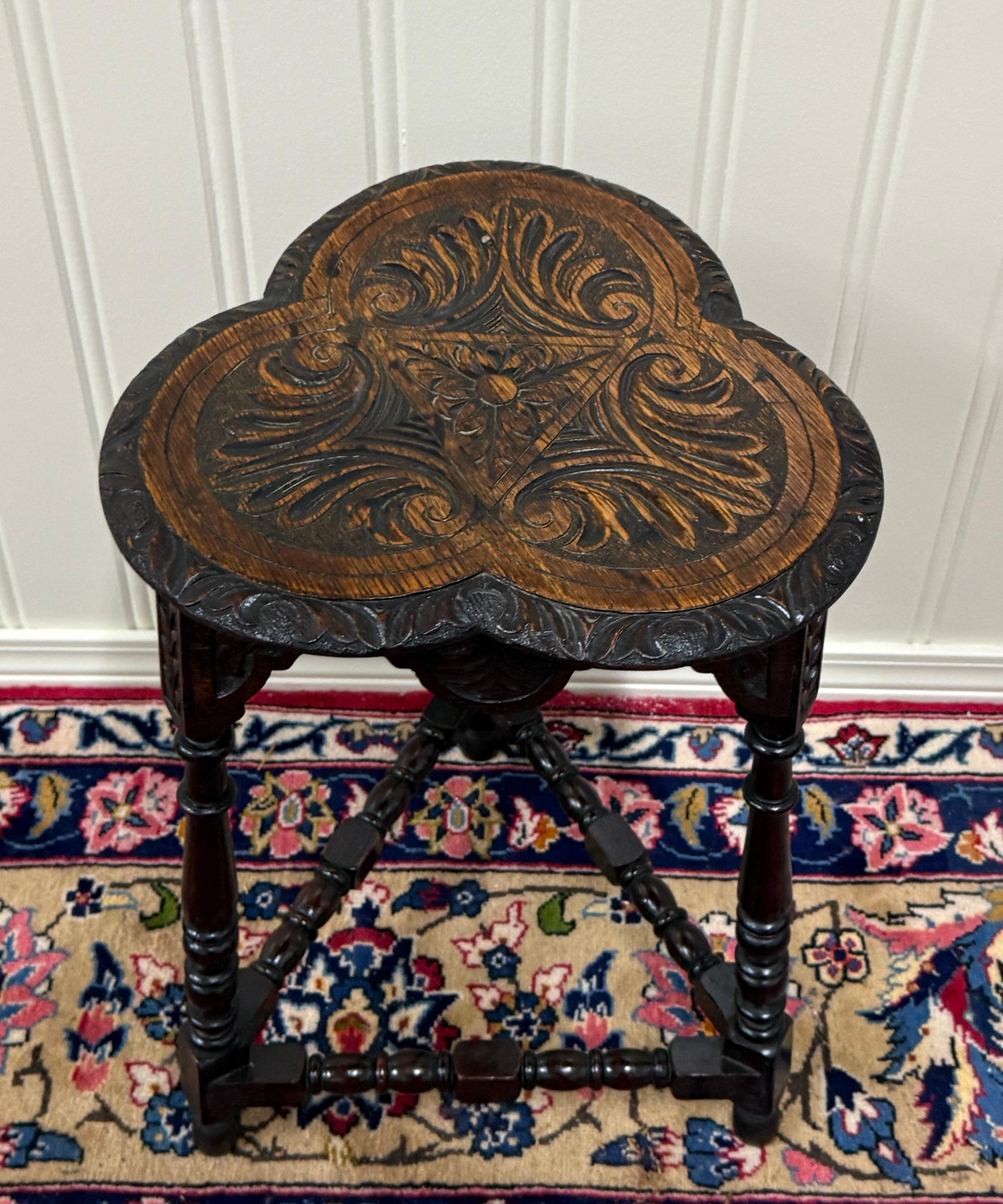 Antico tavolino inglese a forma di quadrifoglio Tavolino d'angolo Tavolino d'accento Oak in vendita 4
