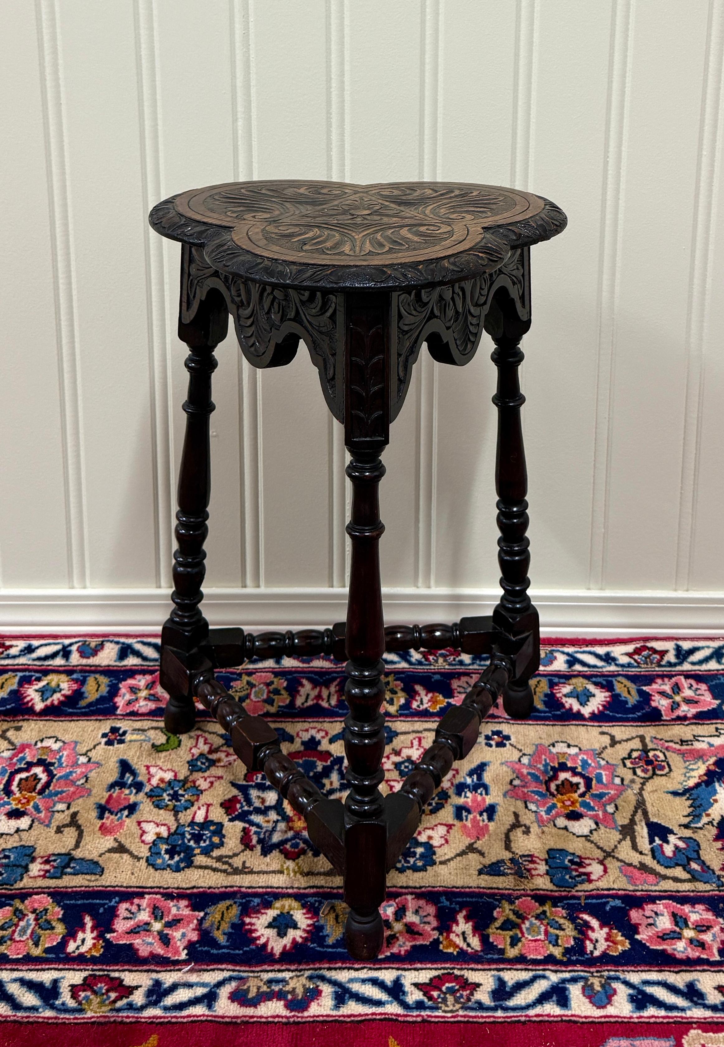 Antico tavolino inglese a forma di quadrifoglio Tavolino d'angolo Tavolino d'accento Oak in vendita 6