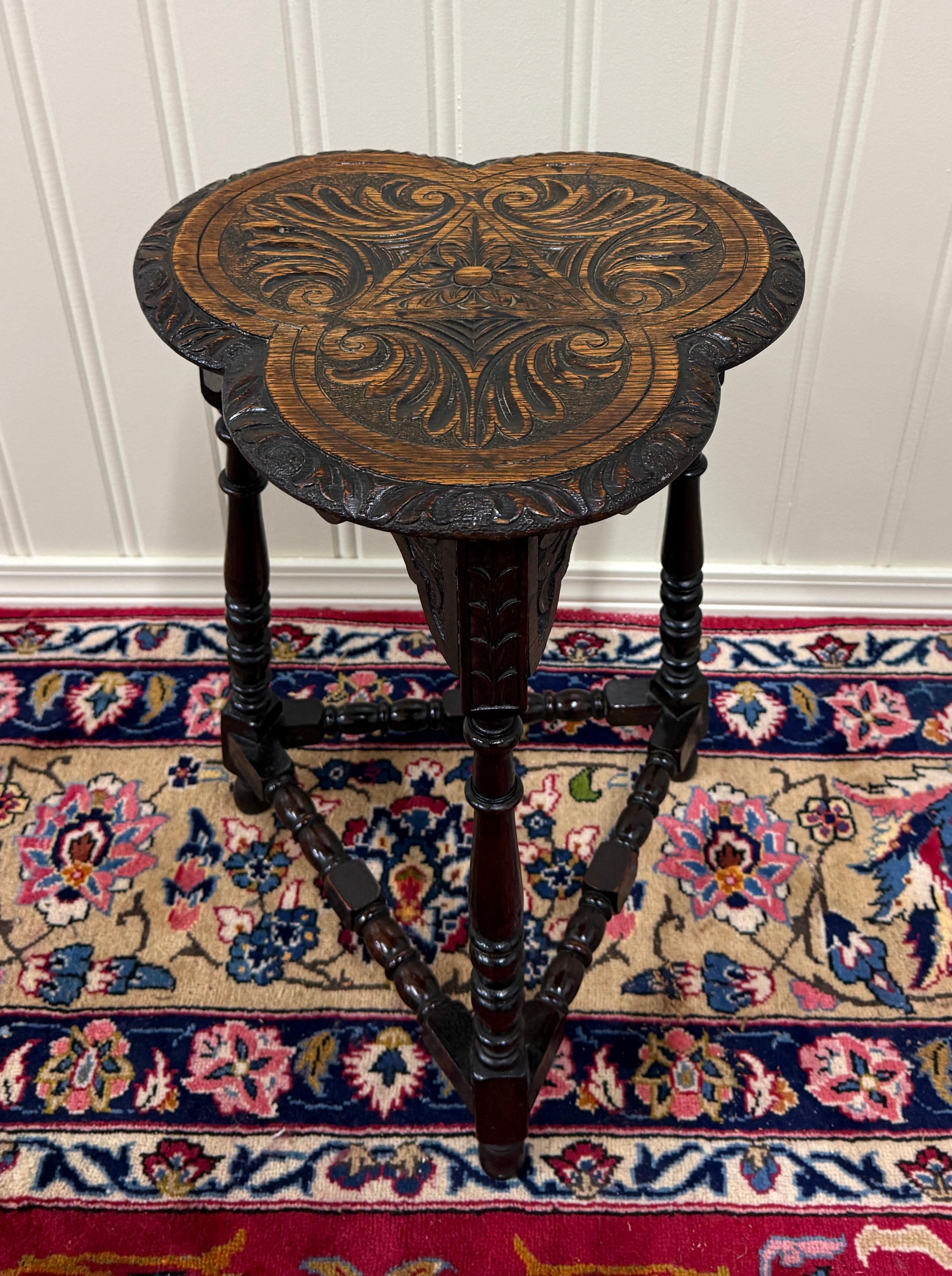 Vittoriano Antico tavolino inglese a forma di quadrifoglio Tavolino d'angolo Tavolino d'accento Oak in vendita