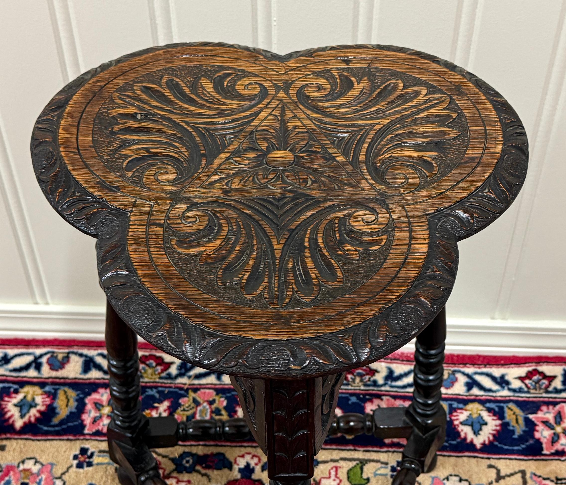 Antico tavolino inglese a forma di quadrifoglio Tavolino d'angolo Tavolino d'accento Oak in vendita 1