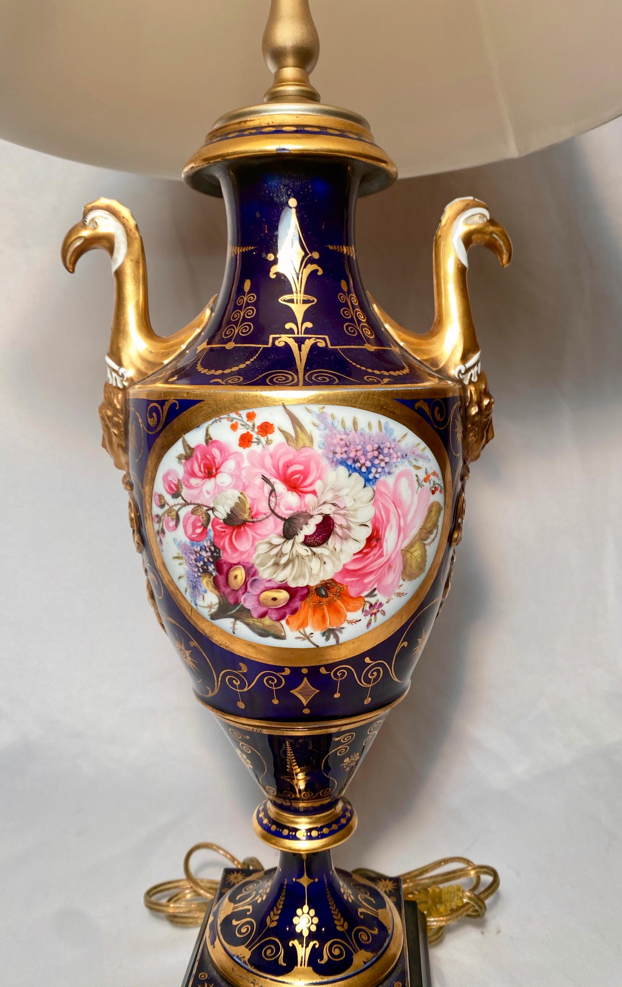 Lampe anglaise ancienne en porcelaine Coalport, vers 1870-1880.

  