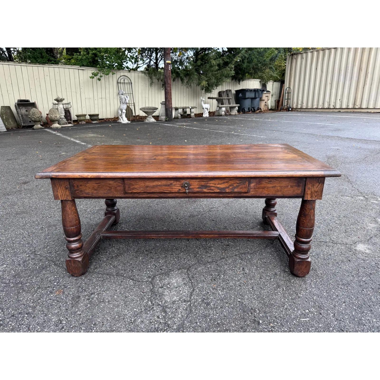 Se trata de una mesa de centro inglesa de principios del siglo XX que descansa sobre gruesas patas torneadas. Al ser de roble inglés, muestra un color y una pátina asombrosos. Los extremos tradicionales de la tabla de pan añaden carácter a un único