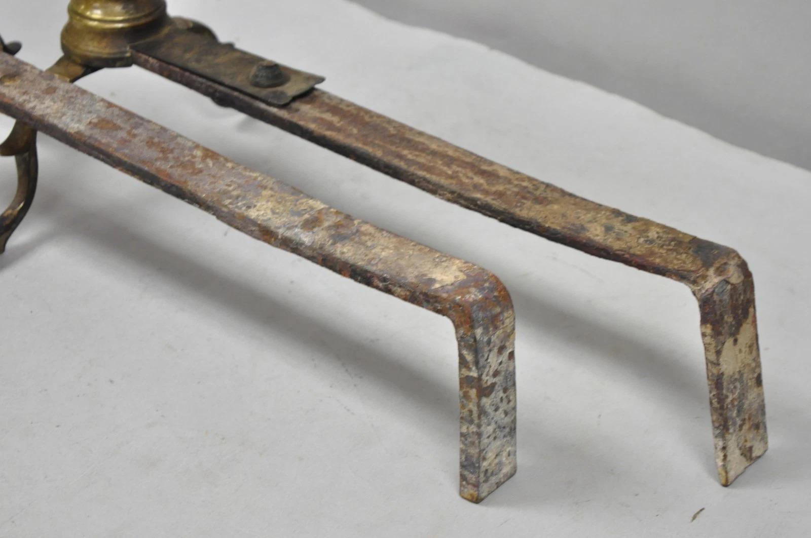 Antichi Coloni inglesi in ottone con gambe a ramo con patina - una coppia in vendita 3