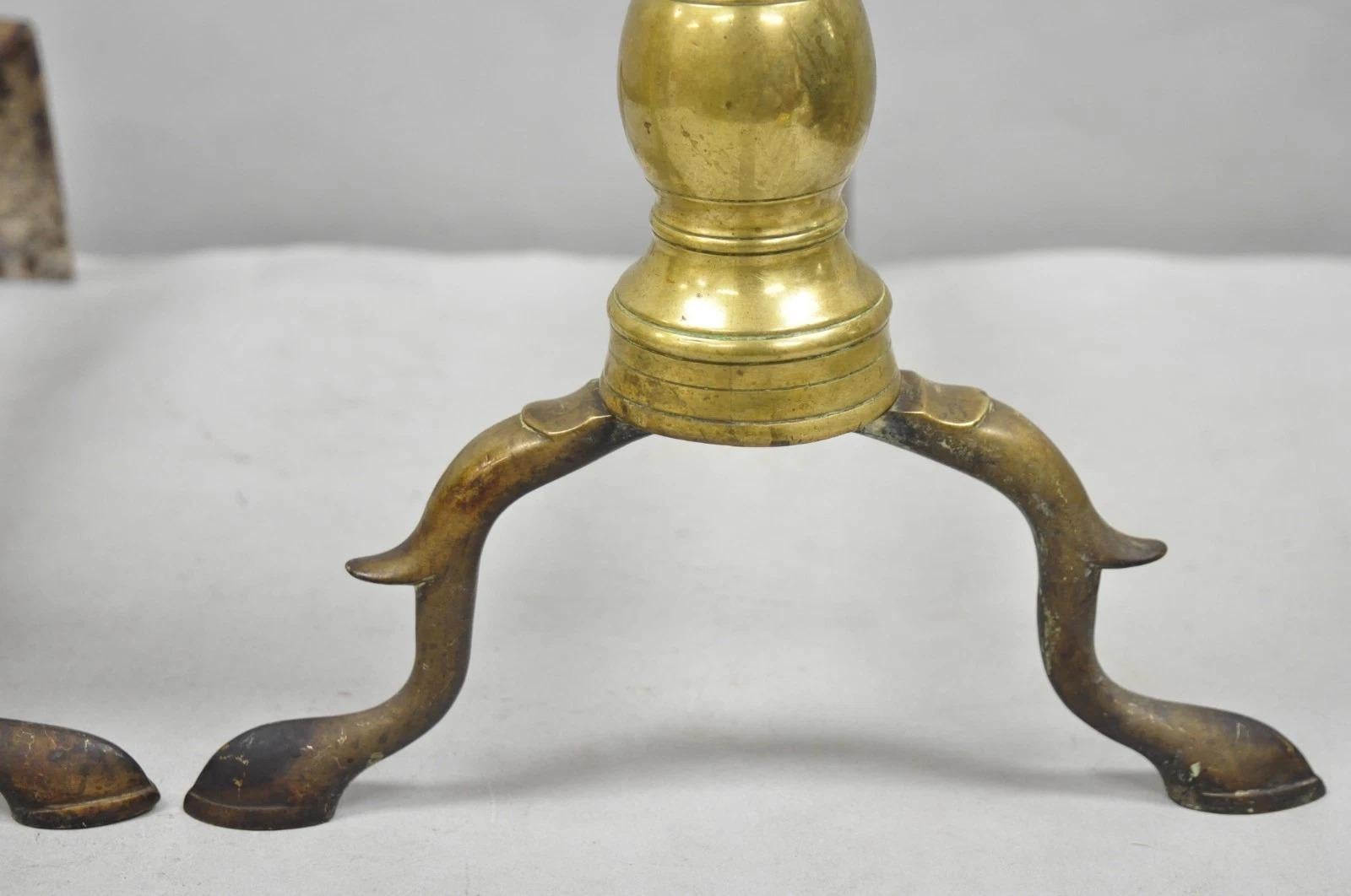 Antichi Coloni inglesi in ottone con gambe a ramo con patina - una coppia in vendita 4