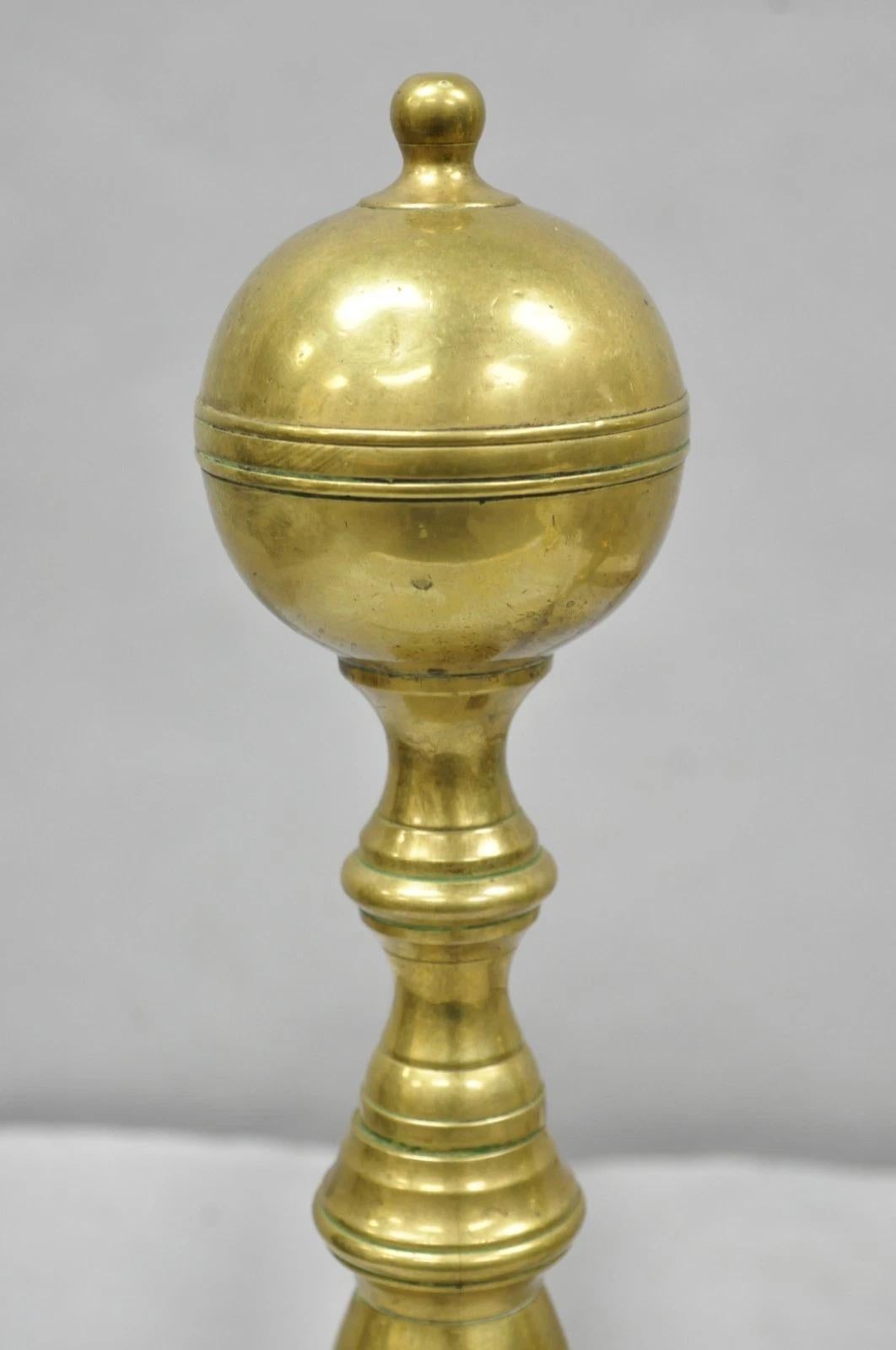 Altro Antichi Coloni inglesi in ottone con gambe a ramo con patina - una coppia in vendita